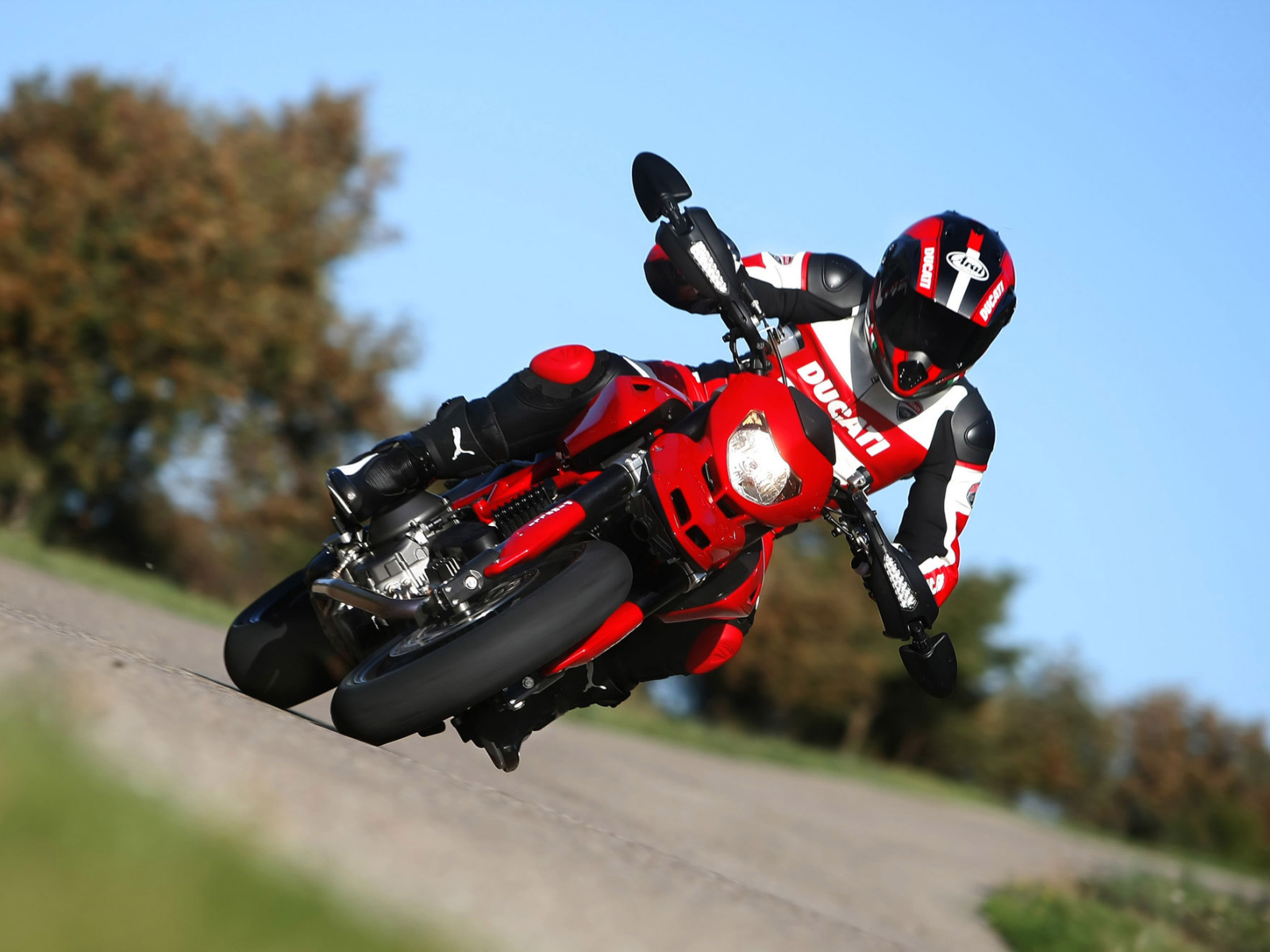 Популярный мотоцикл Ducati Hypermotard SP