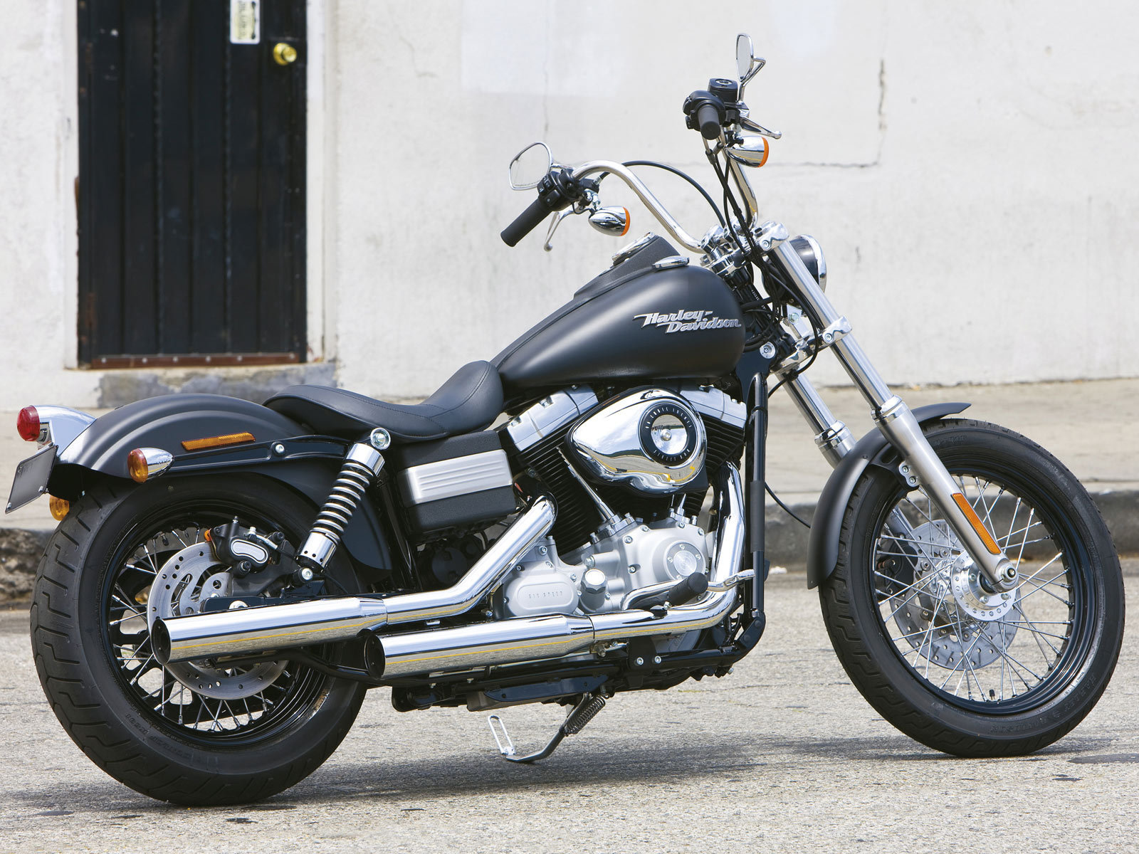 Популярный мотоцикл Harley-Davidson Dyna Street Bob