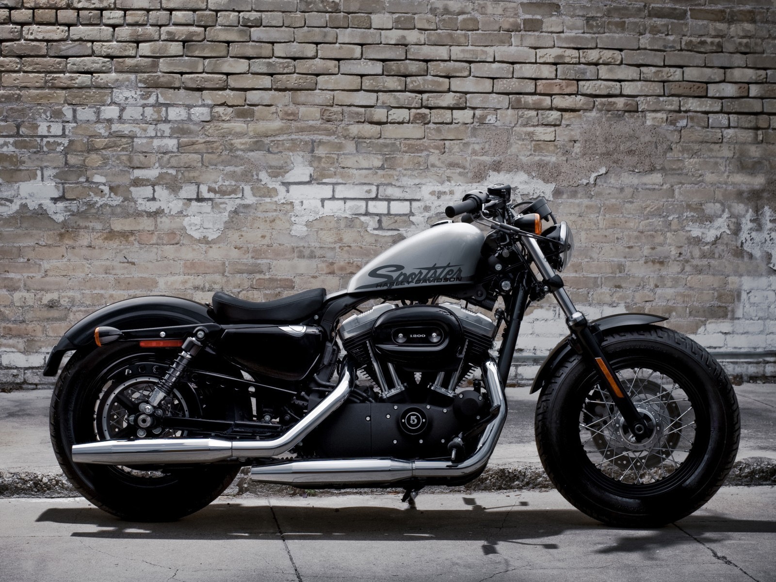 Популярный мотоцикл Harley-Davidson XL 1200X Sportster Forty-Eight