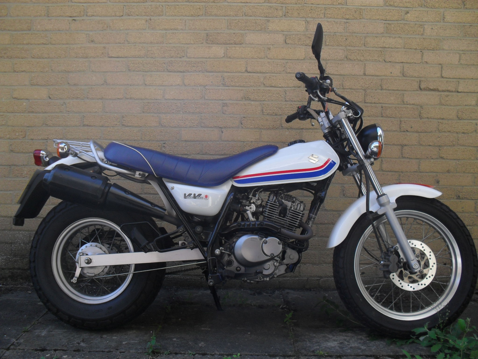 Популярный мотоцикл Suzuki RV 125