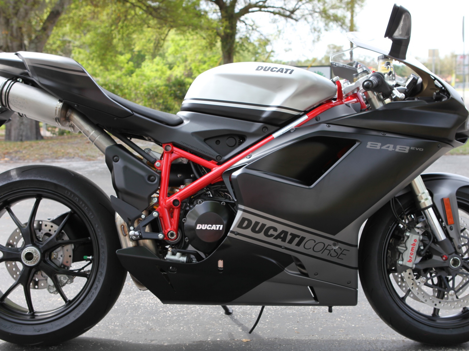 Надежный мотоцикл Ducati Superbike 848 Evo