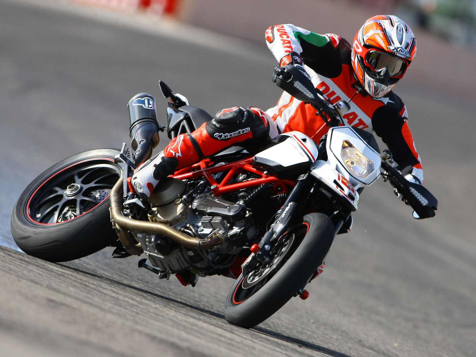 Быстрый мотоцикл Ducati Hypermotard