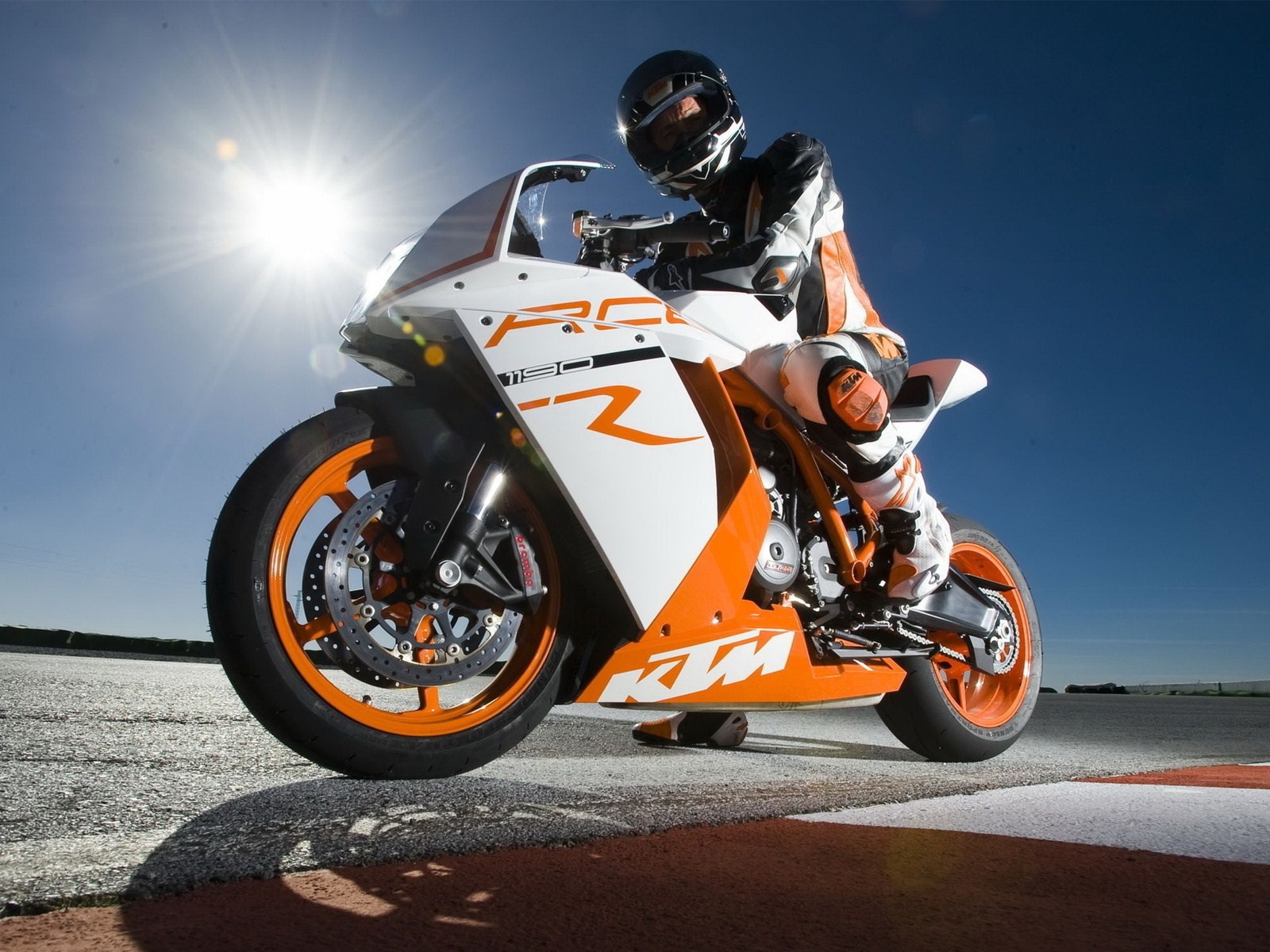 Пилот Сун на мотоцикле