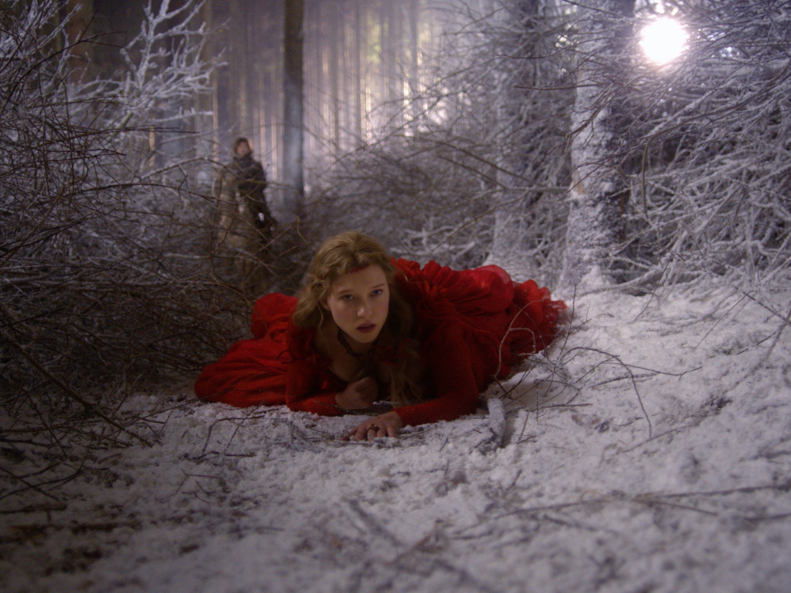 Красавица и чудовище девушка в красном платье