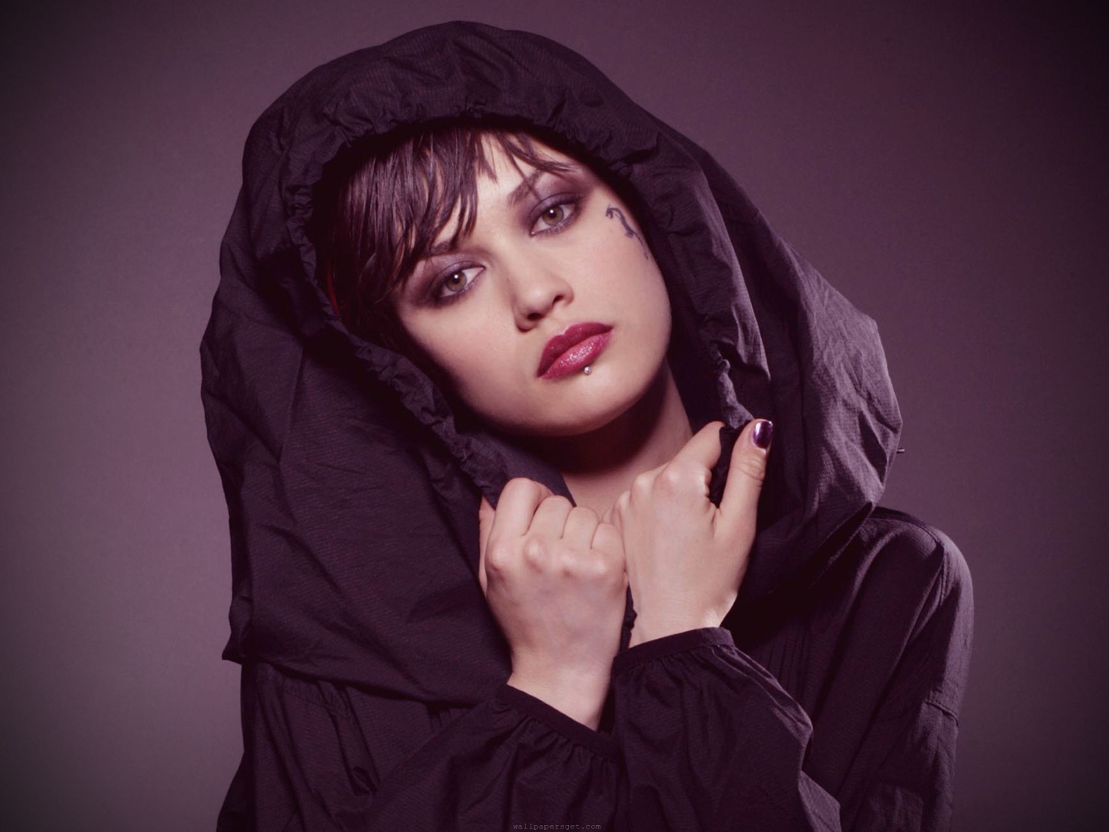 Ольга Курыленко в роли Белла