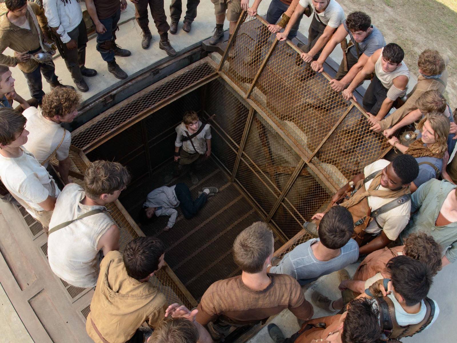 Бегущий по лабиринту  в яме