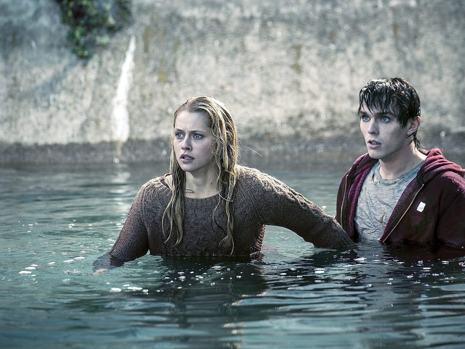 Тепло наших тел зомби купается с девушкой