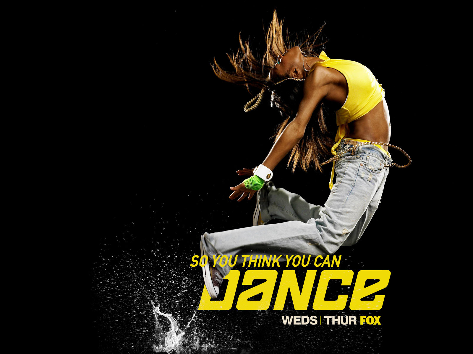 Танцовщица в желтой футболке