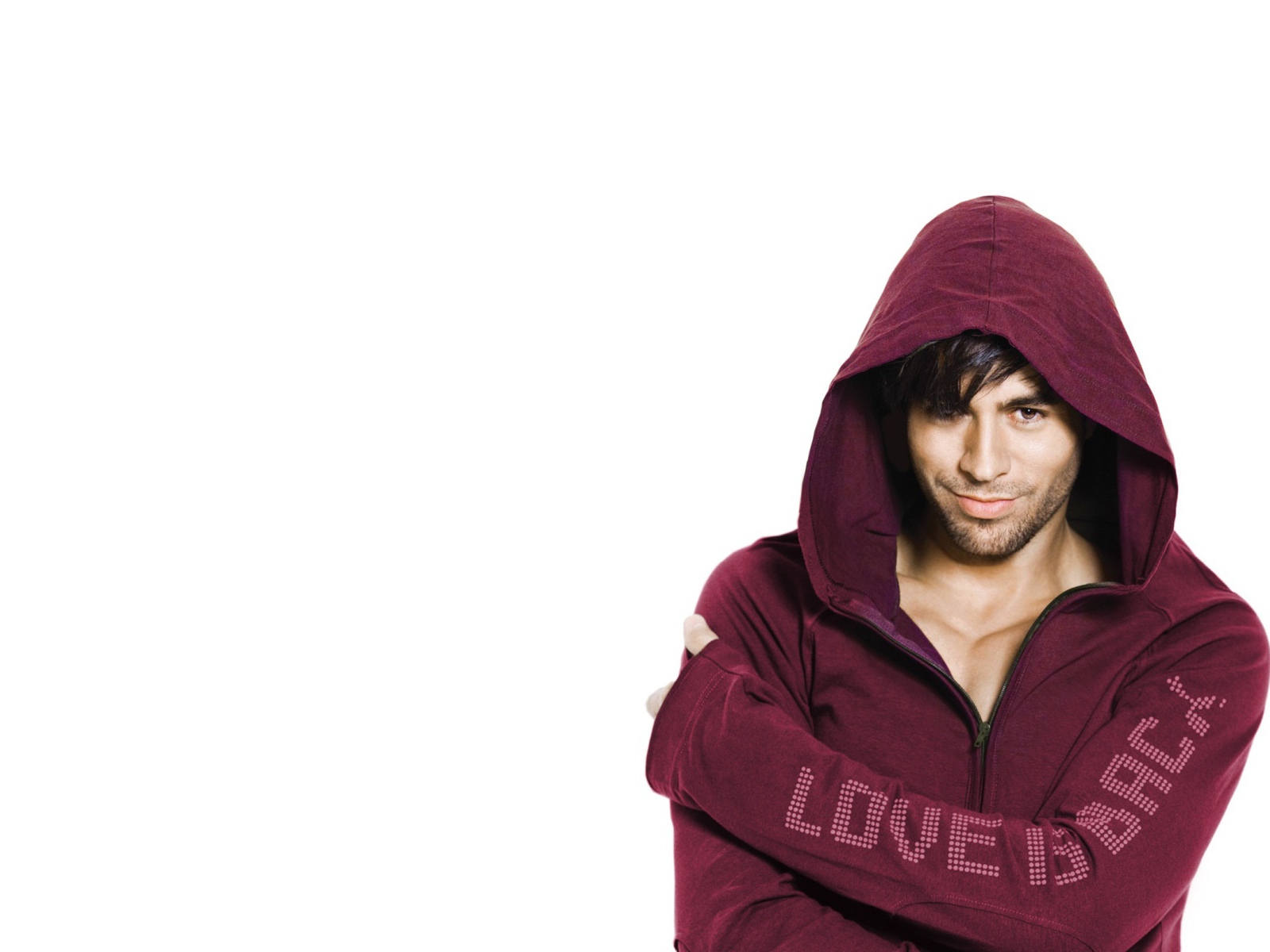 Энрике Иглесиас в толстовке на белом фоне