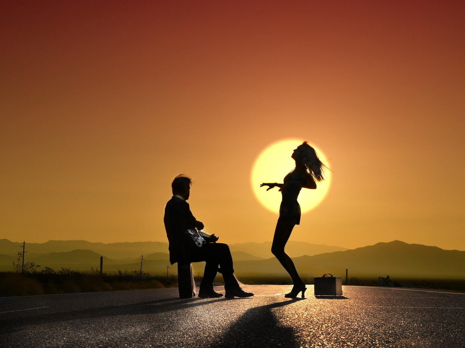 Девушка танцует под гитару