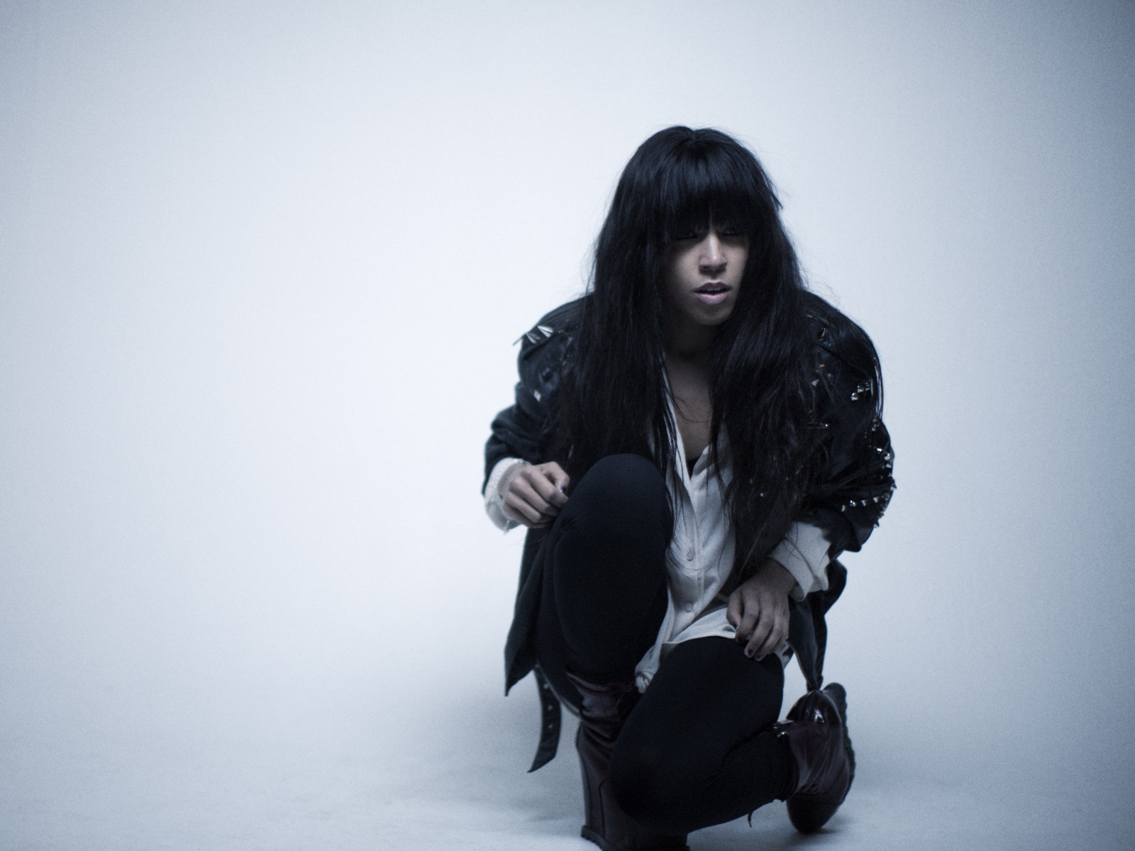 Loreen в черной куртке