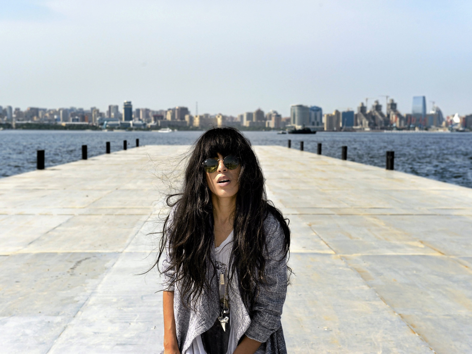 Loreen поет на набережной