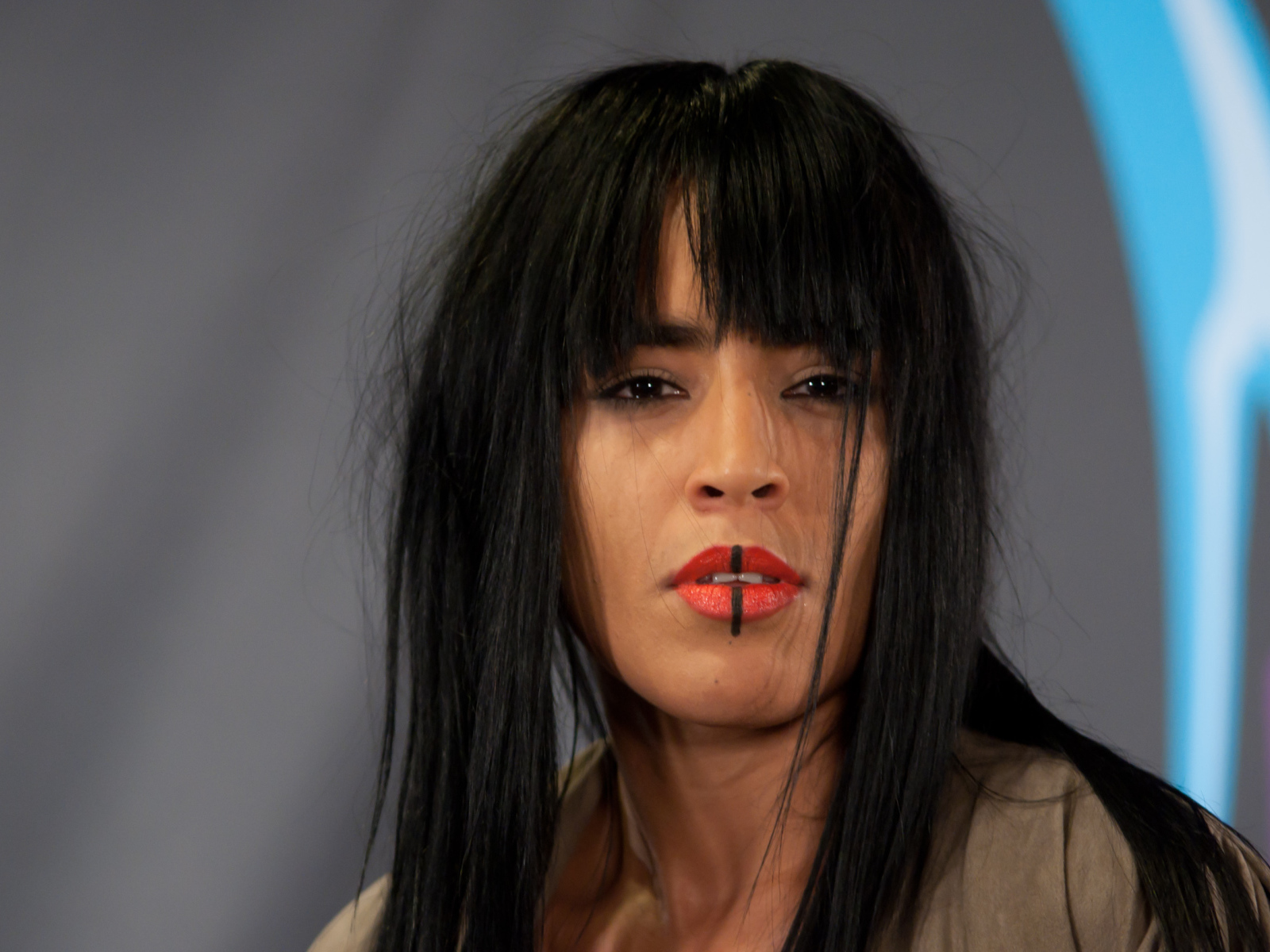 Loreen с красной помадой