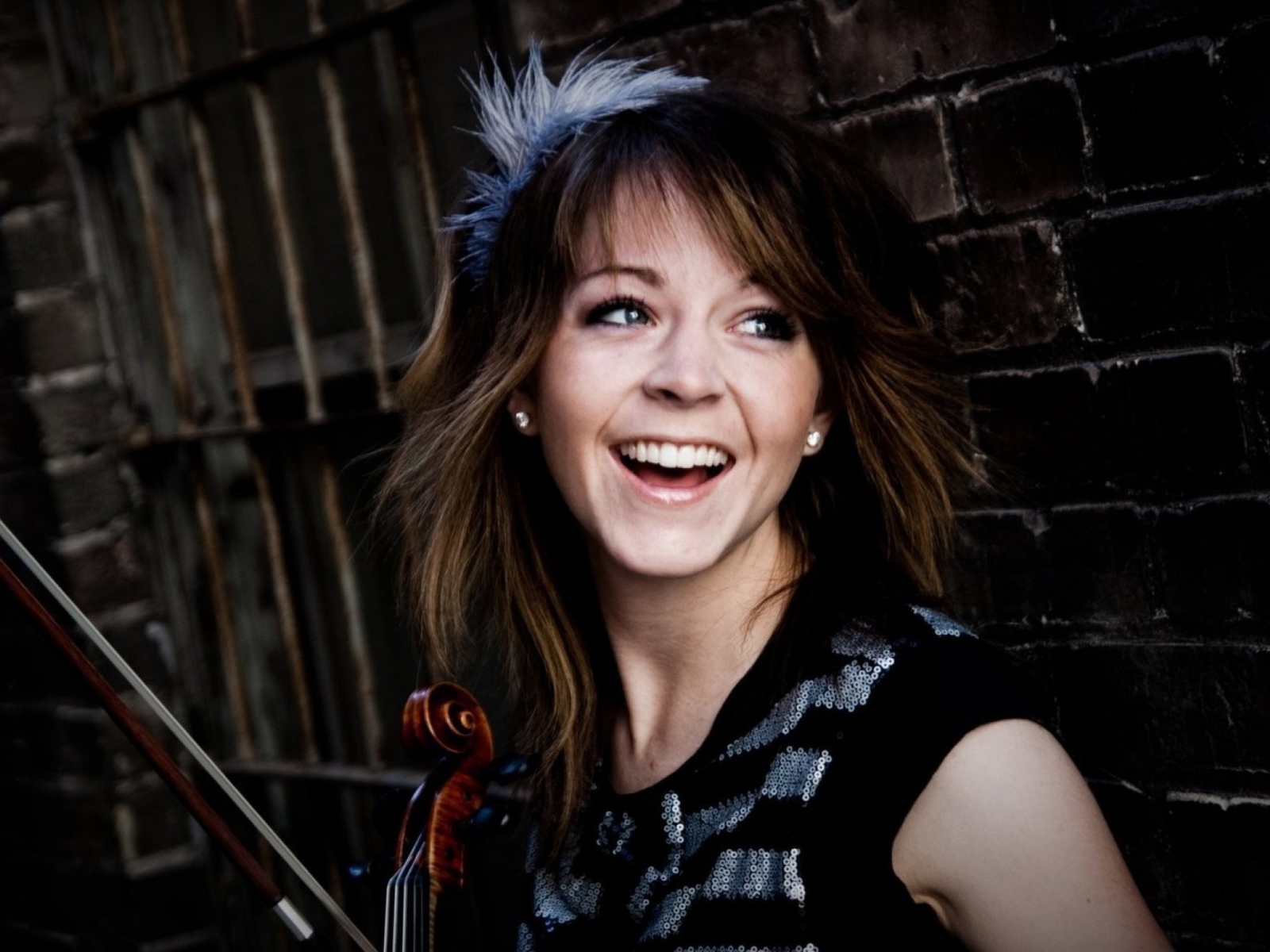 Музыкант скрипачка смеется