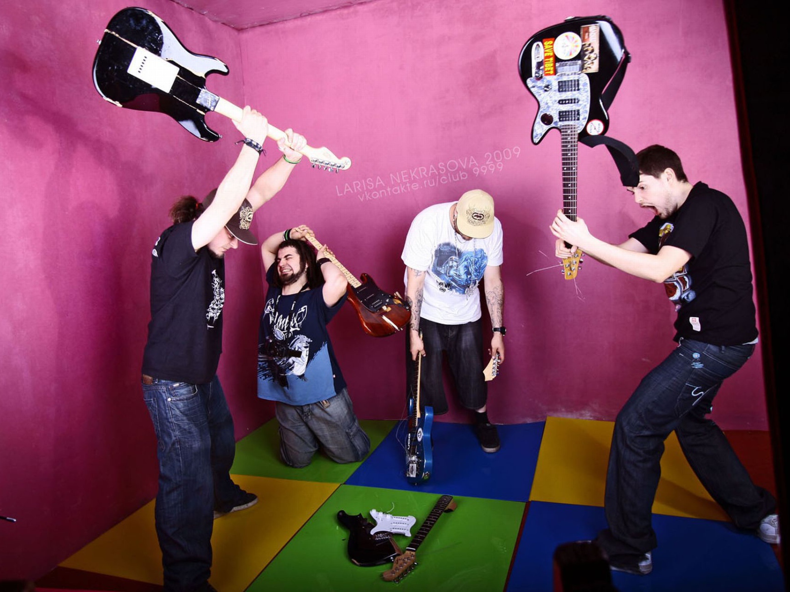 Noize MC ломает гитару