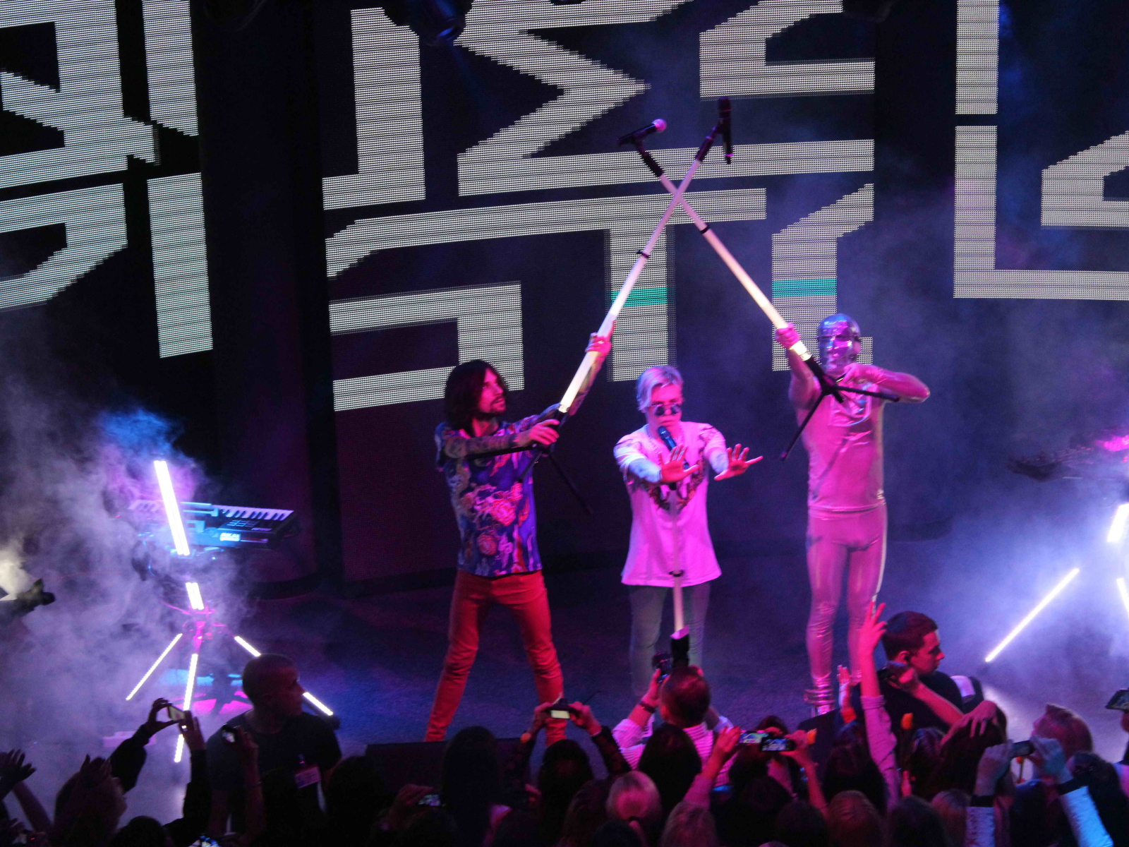 Сражение на микрофонах на концерте Quest Pistols