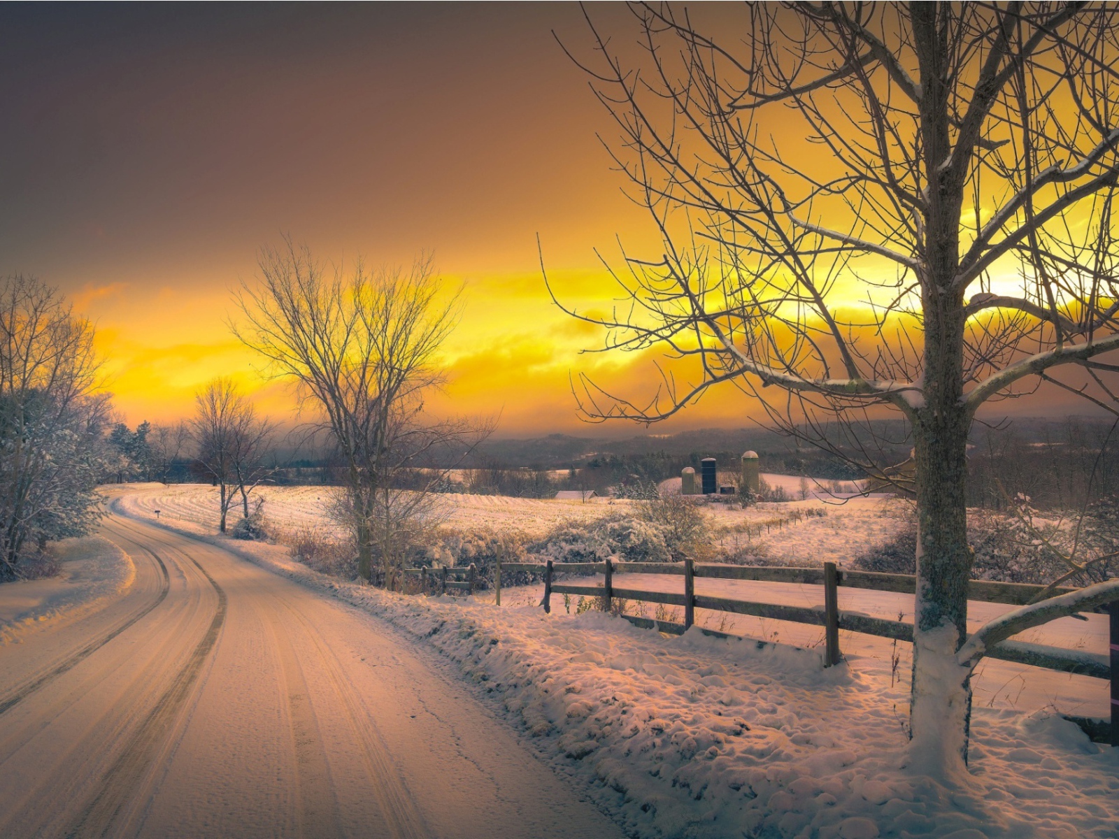 Желтый зимний закат