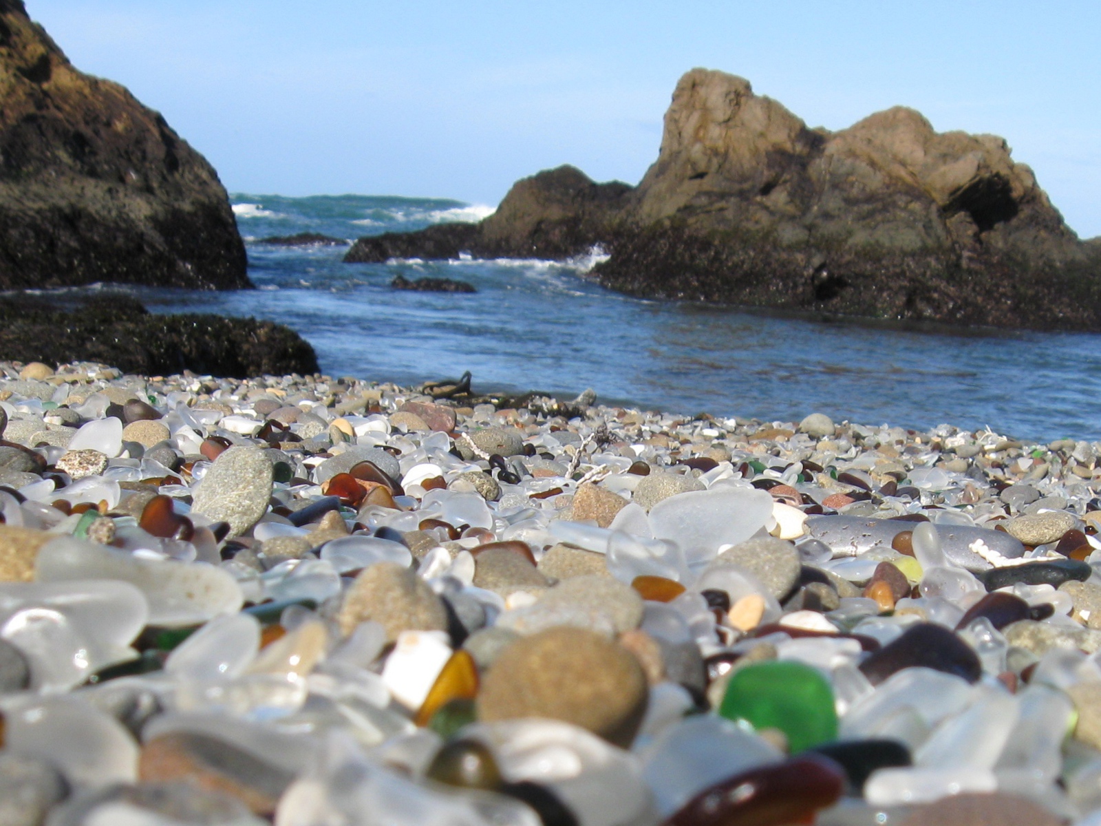 Пляж покрытый стеклом