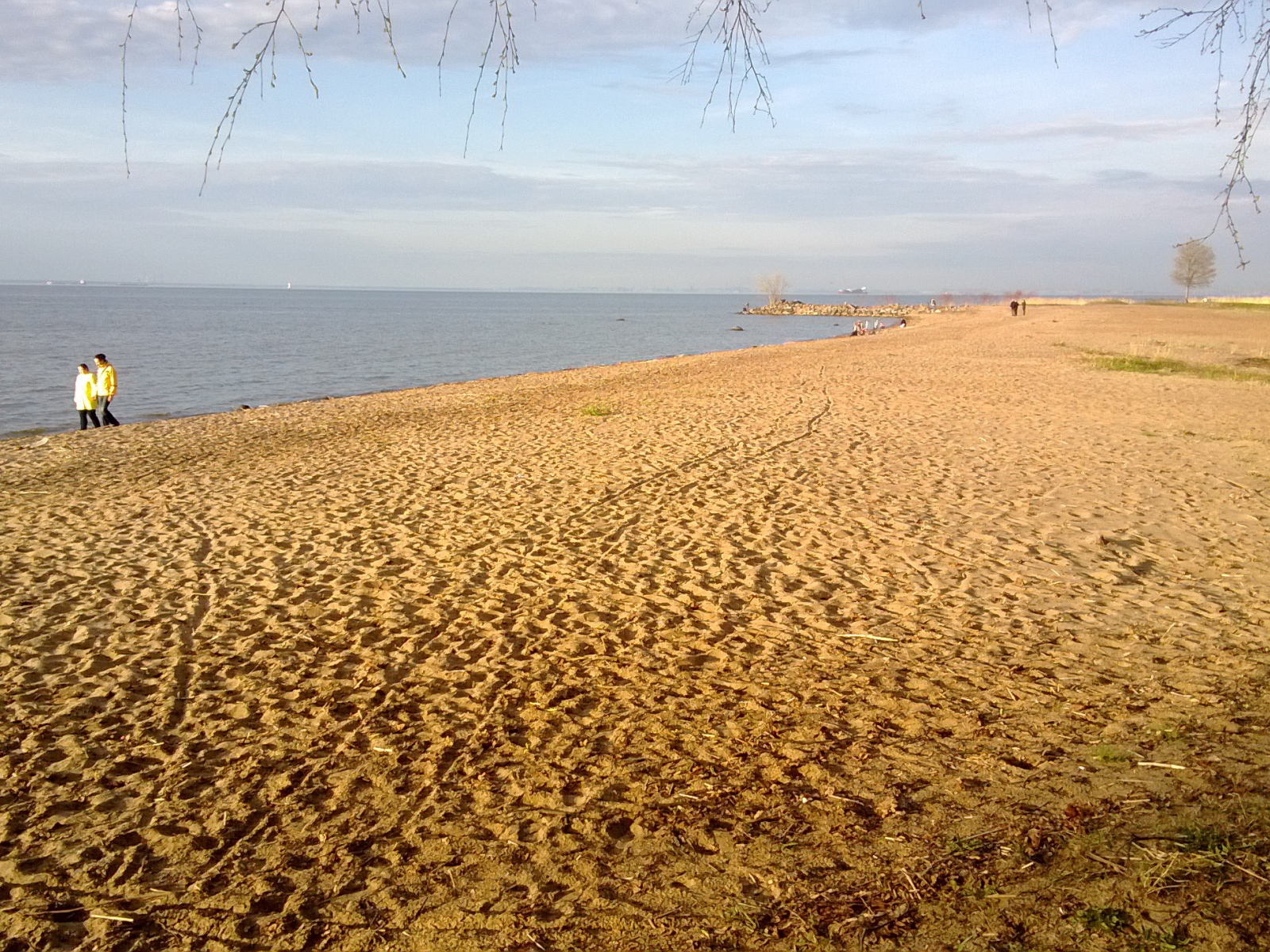 Красивый вид на золотой пляж