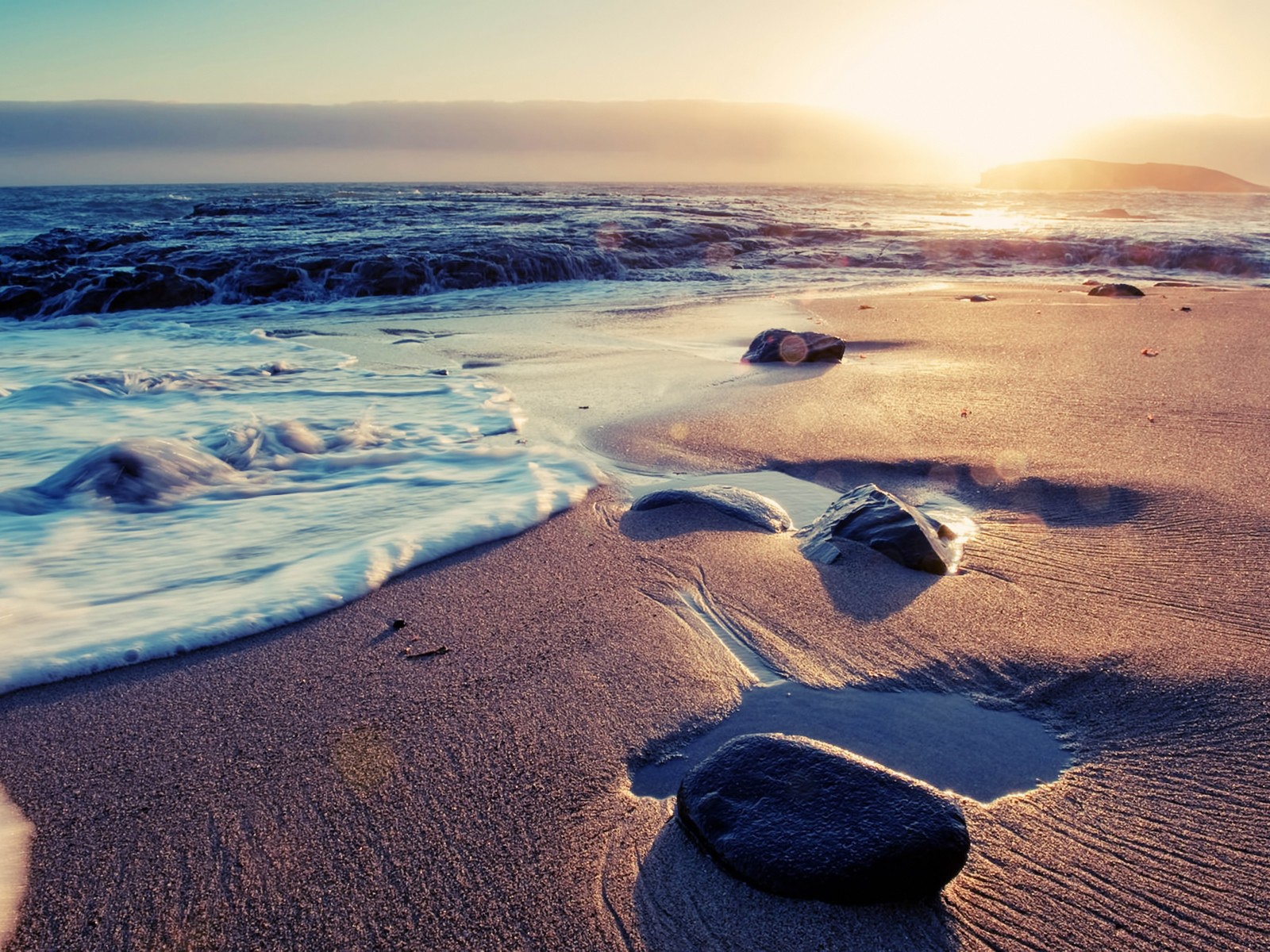 Ласковые волны на пляже