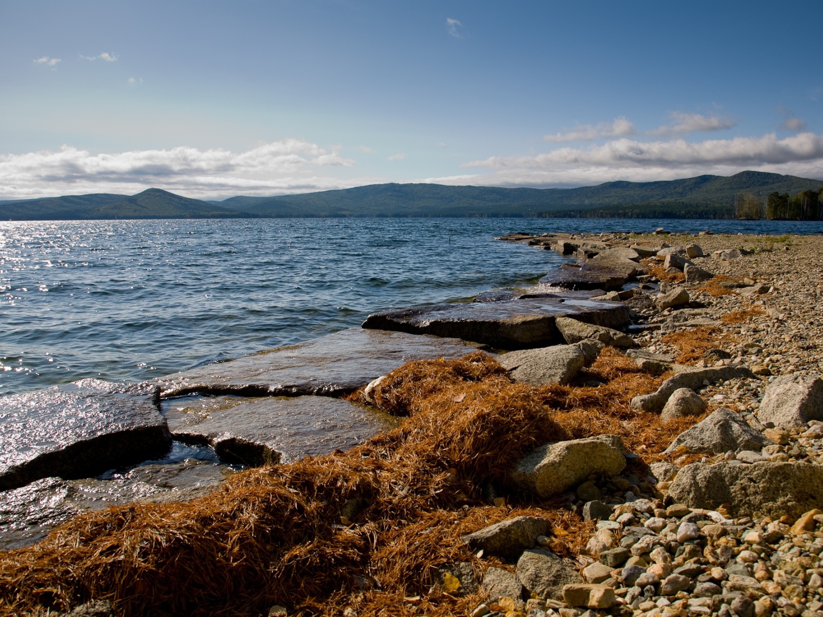 Золотой пляж на озере Тургояк