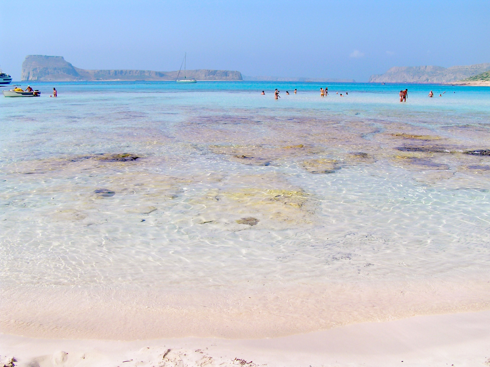 Розовый пляж на Крите