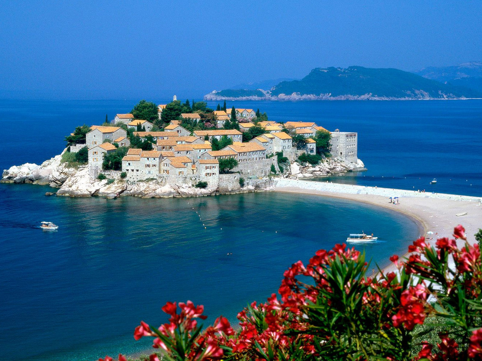 Розовый пляж в Греции