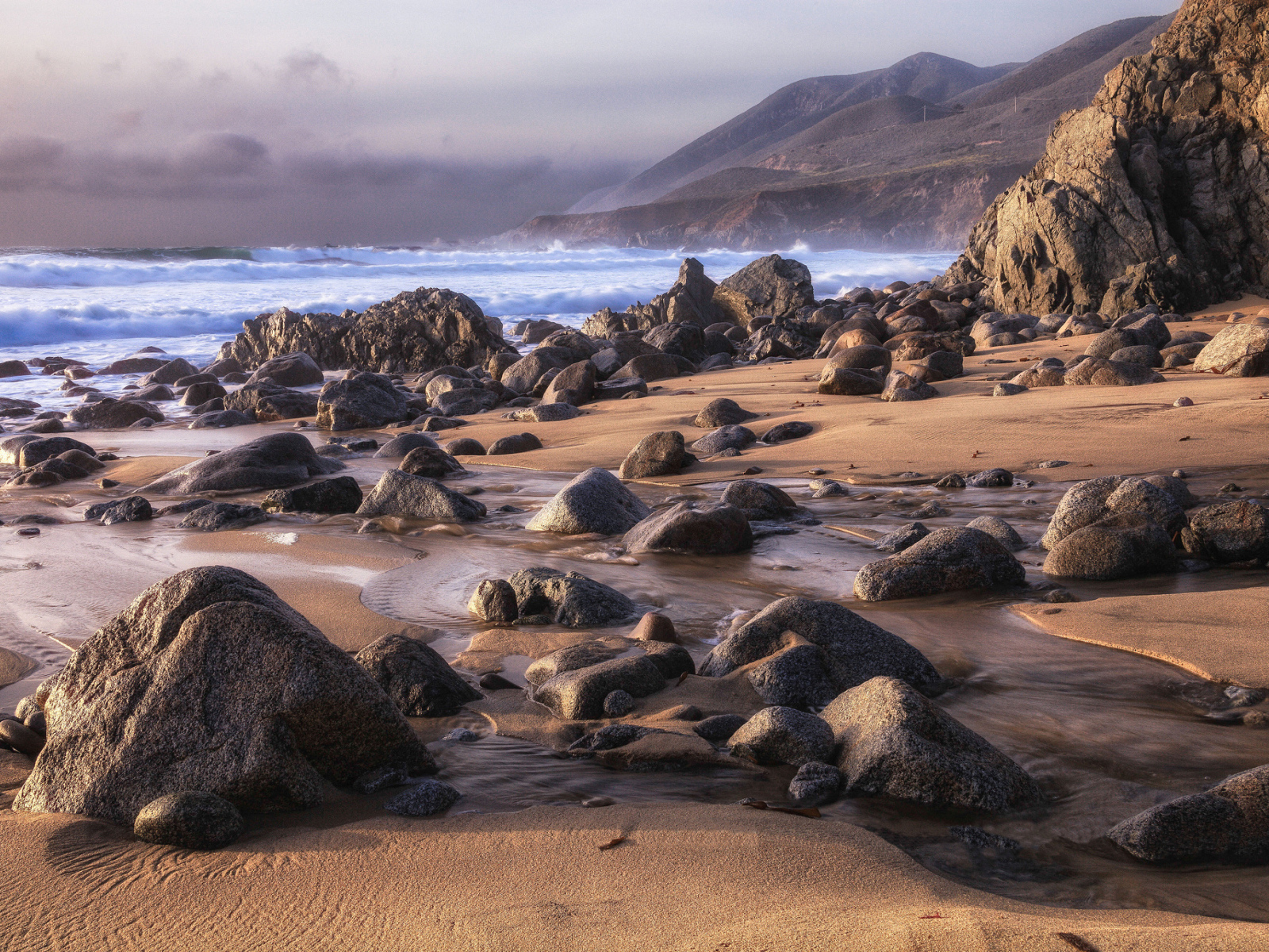 Каменистый пляж и темное небо