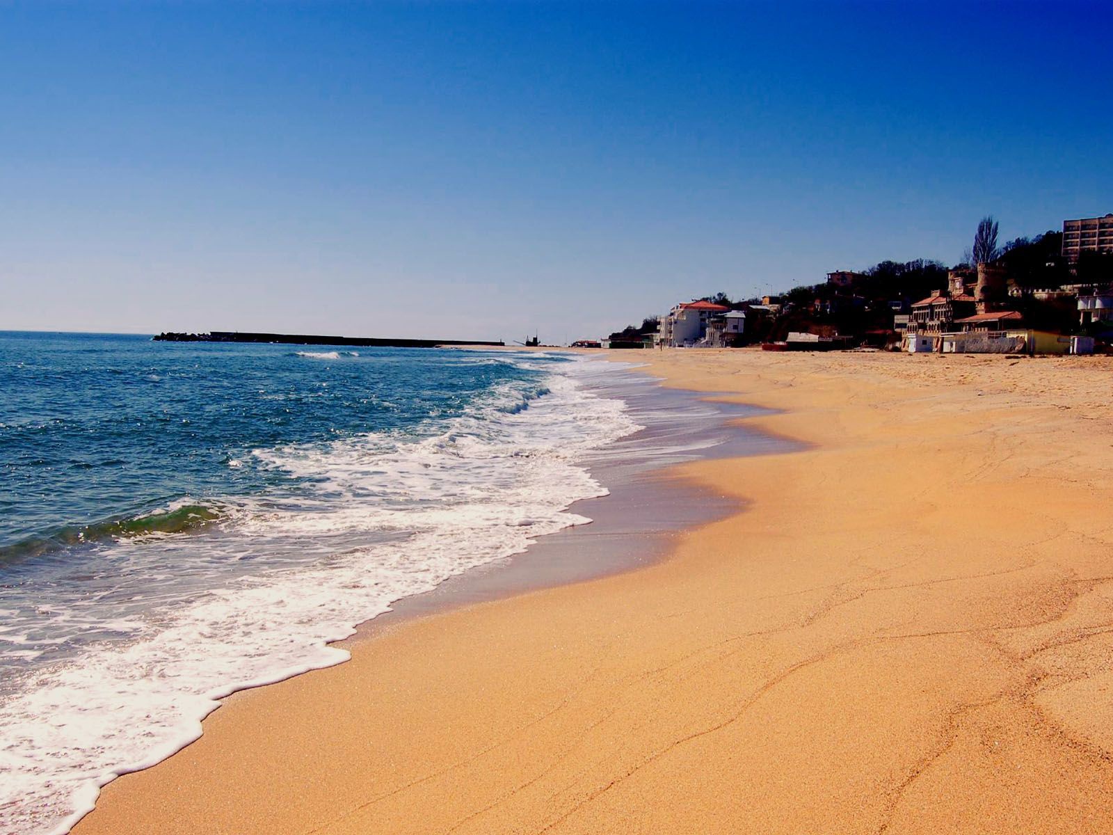 Пляж с золотым песком