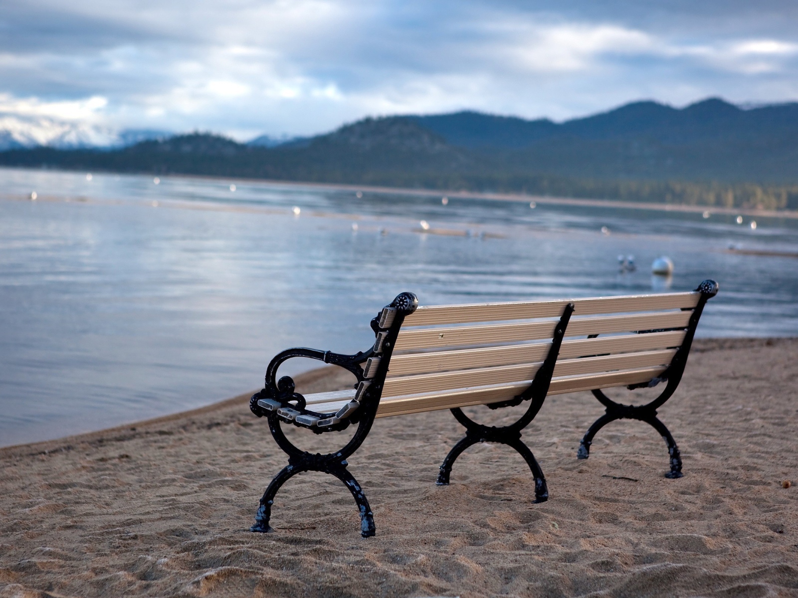 Скамейка на пляже