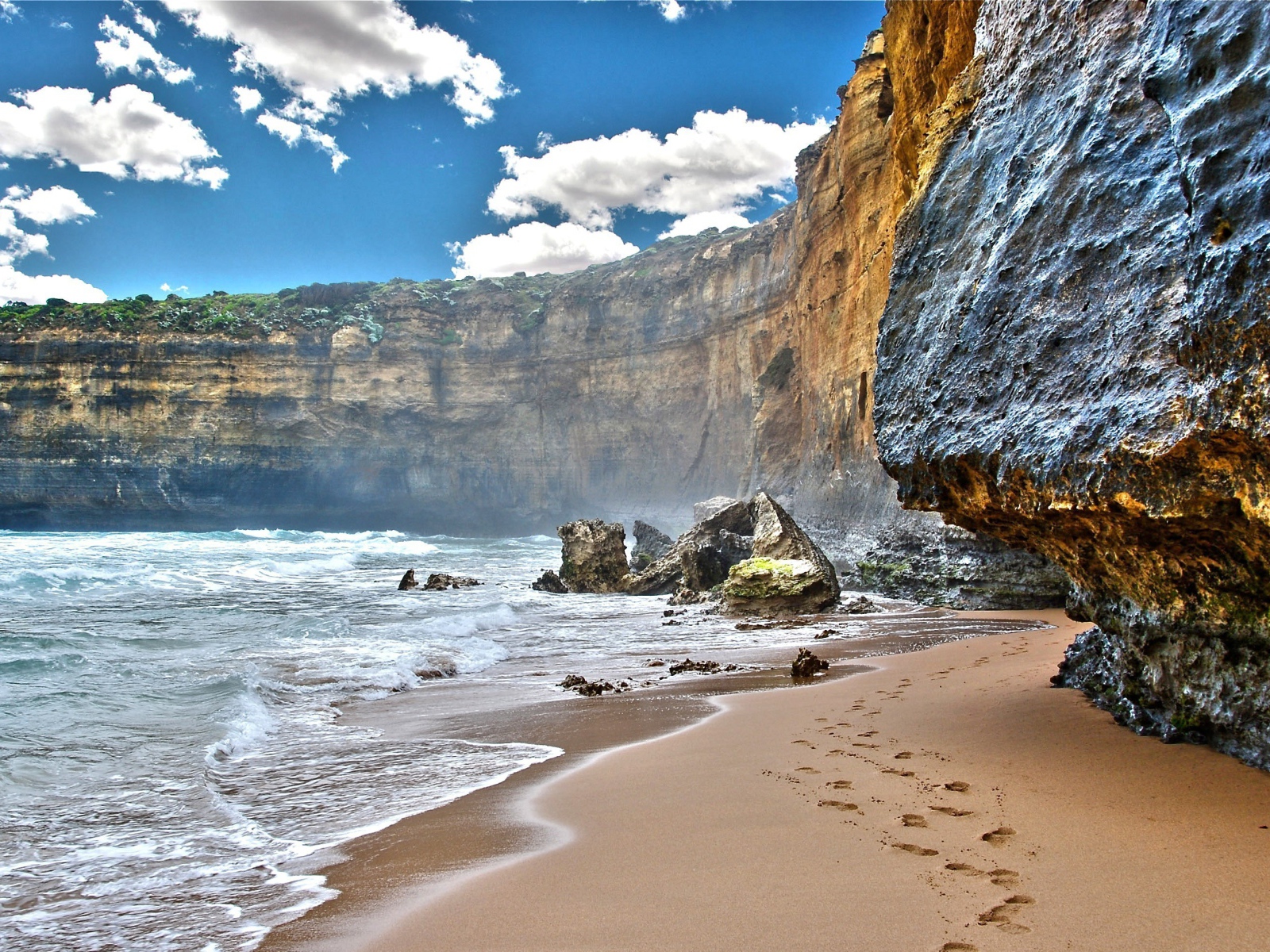 Следы на песке у моря