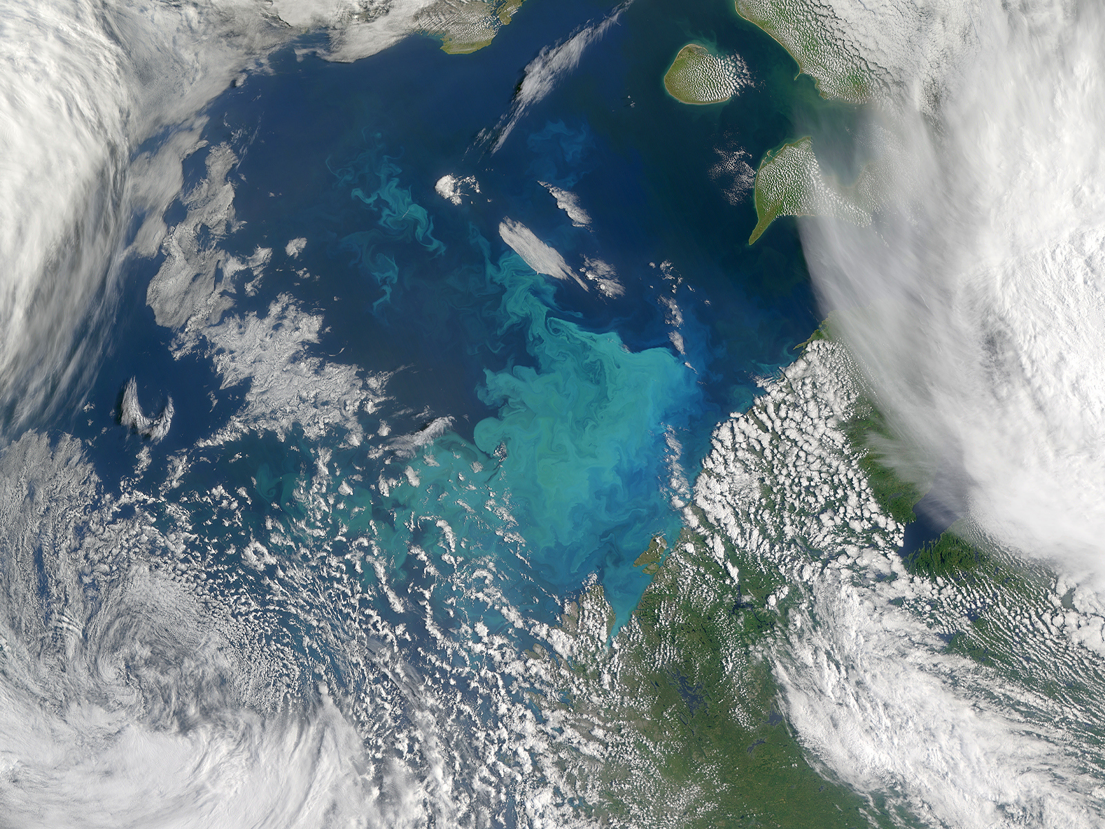 Вид на облака из космоса