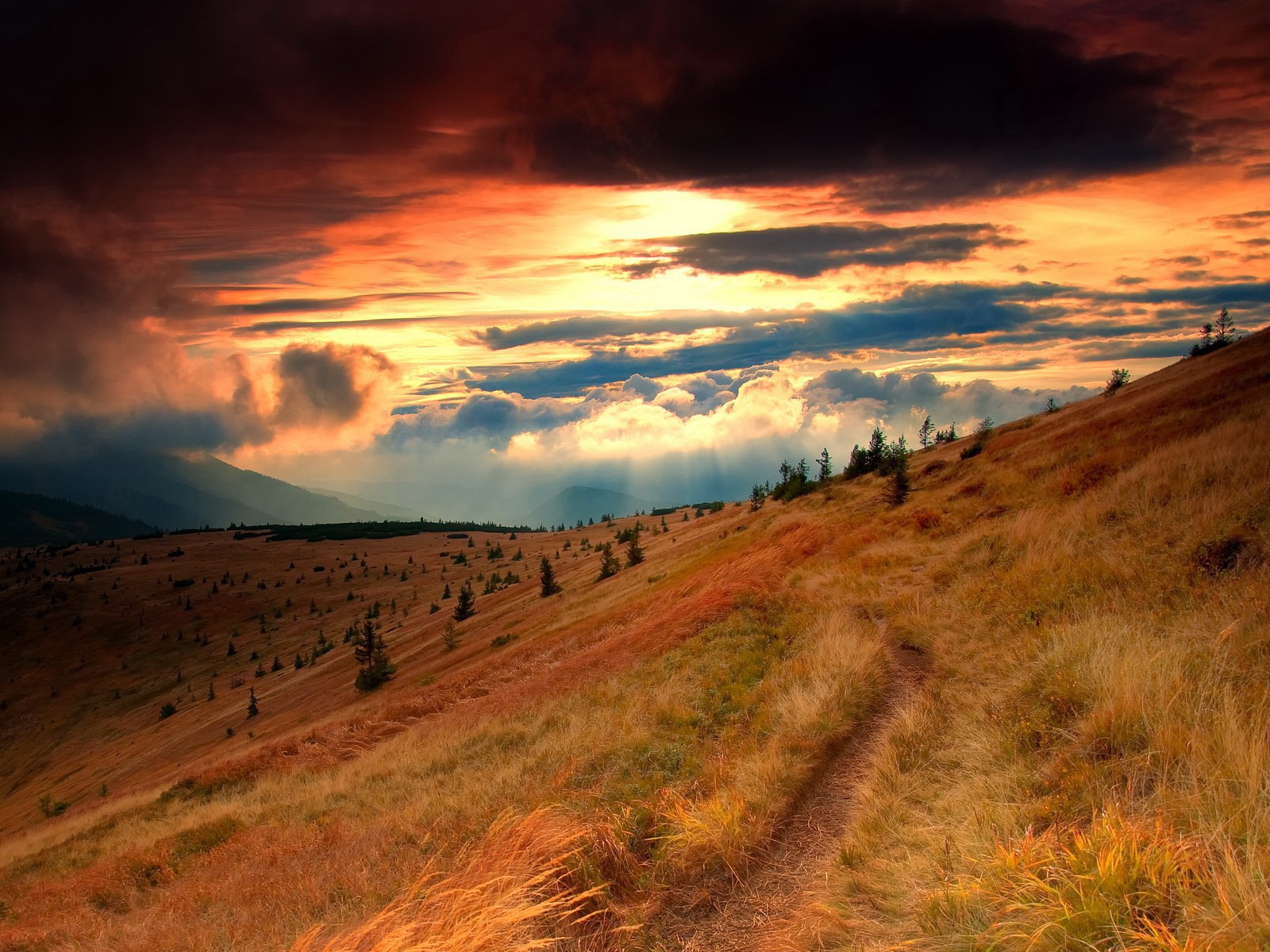 Тропинка вдоль горы