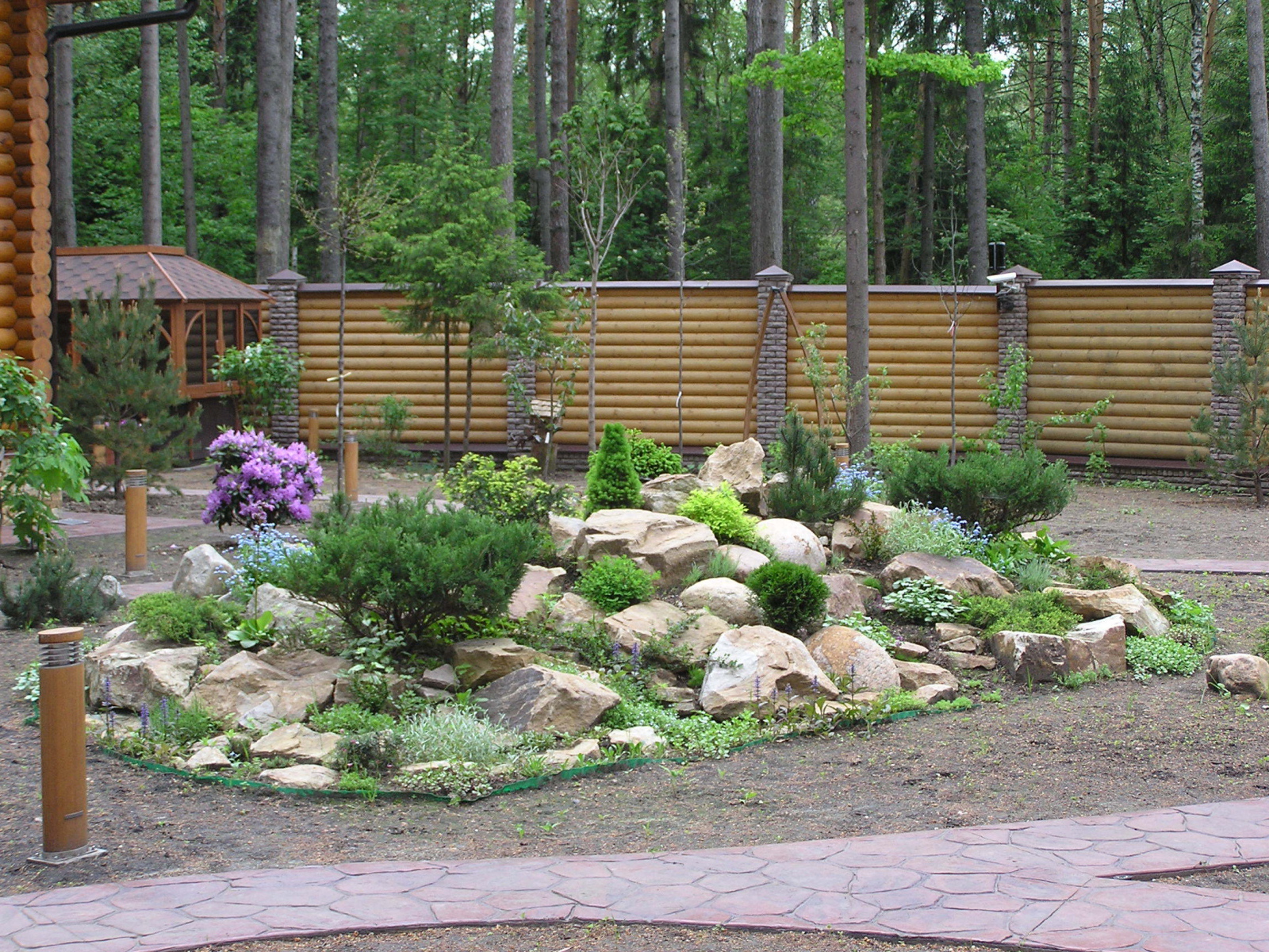 Красивая альпийская горка