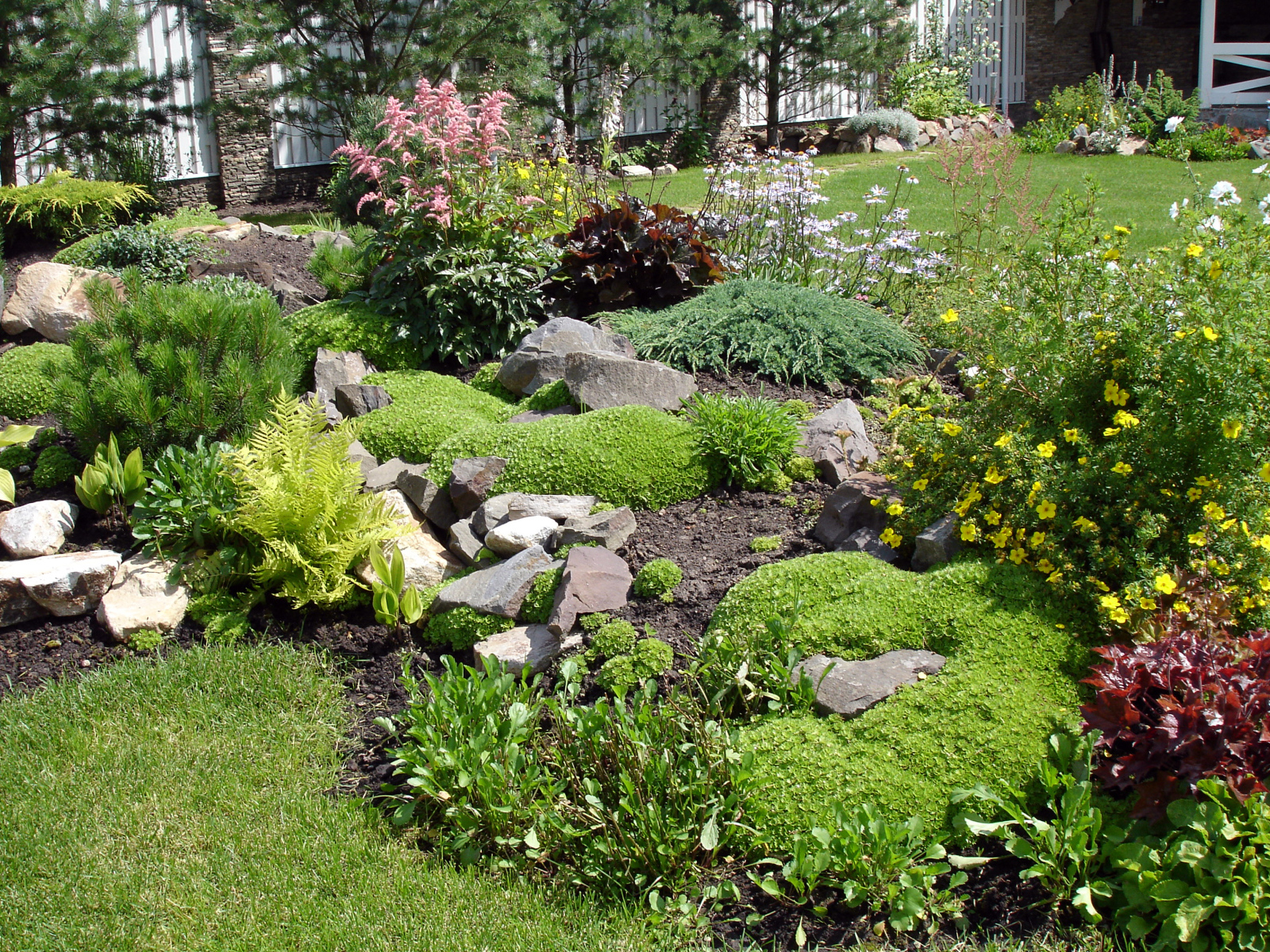 Красивая альпийская горка на дачном участке