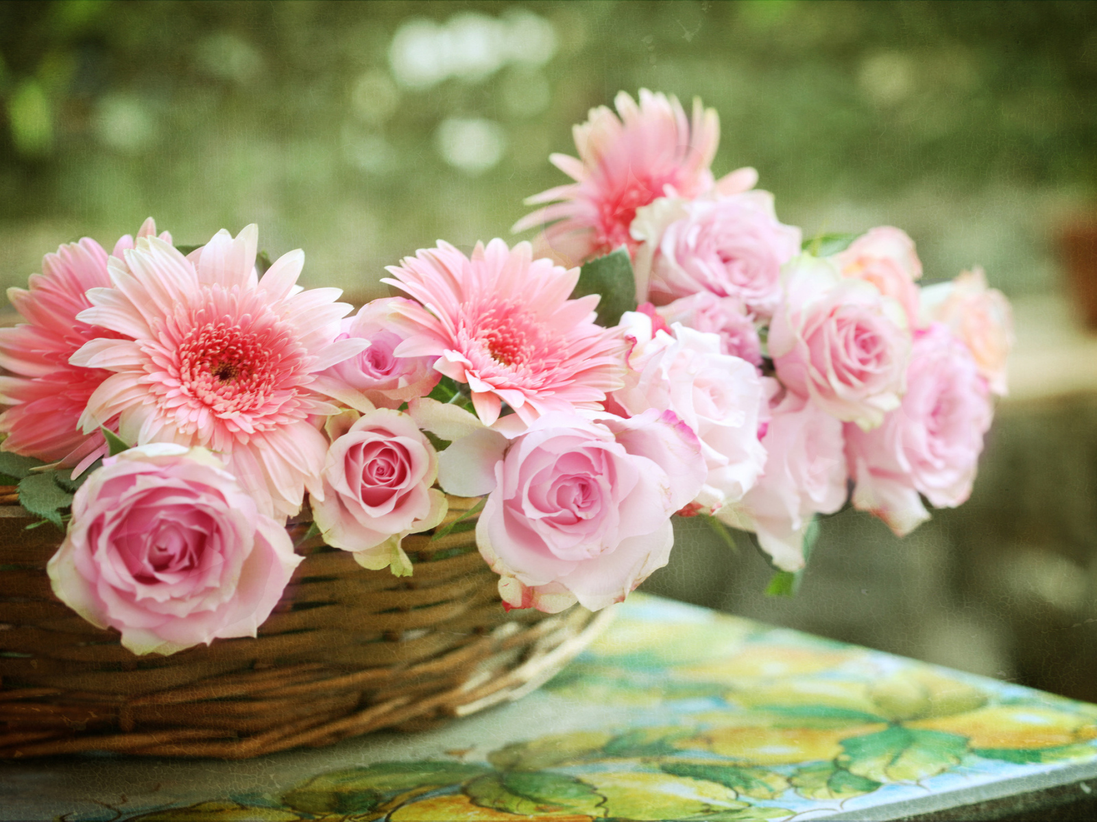 Букет из герберов и роз