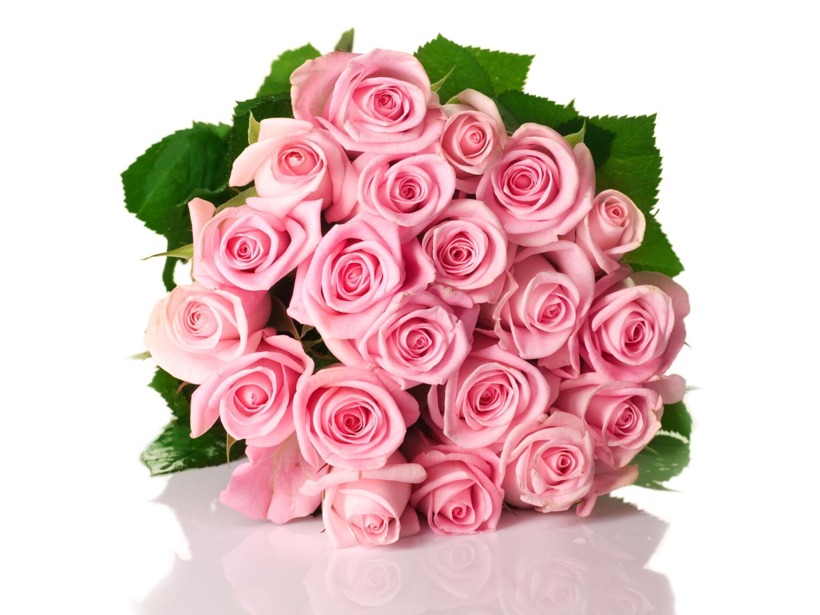 Букет роз на блестящей поверхности