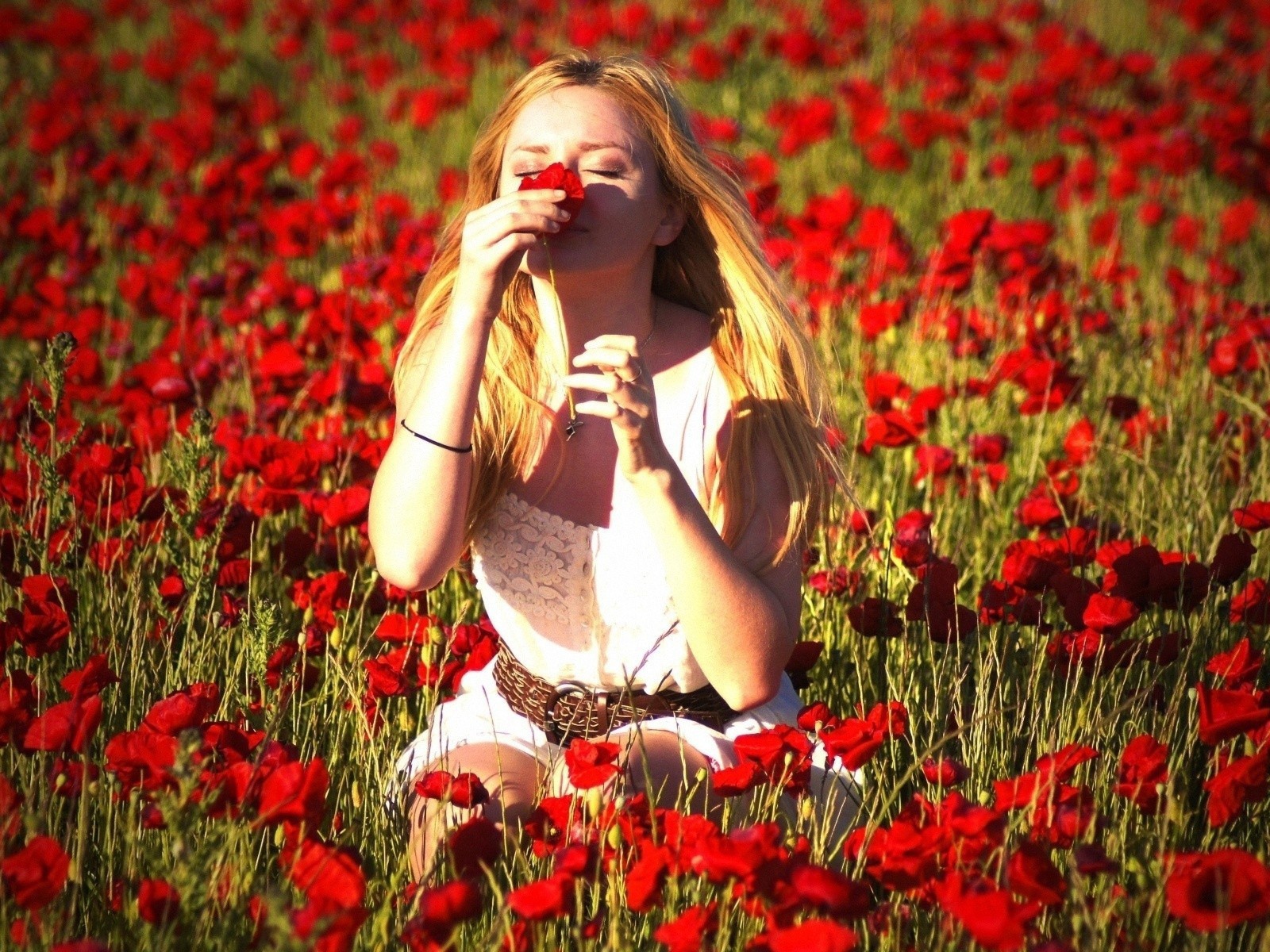 Девушка на маковом поле