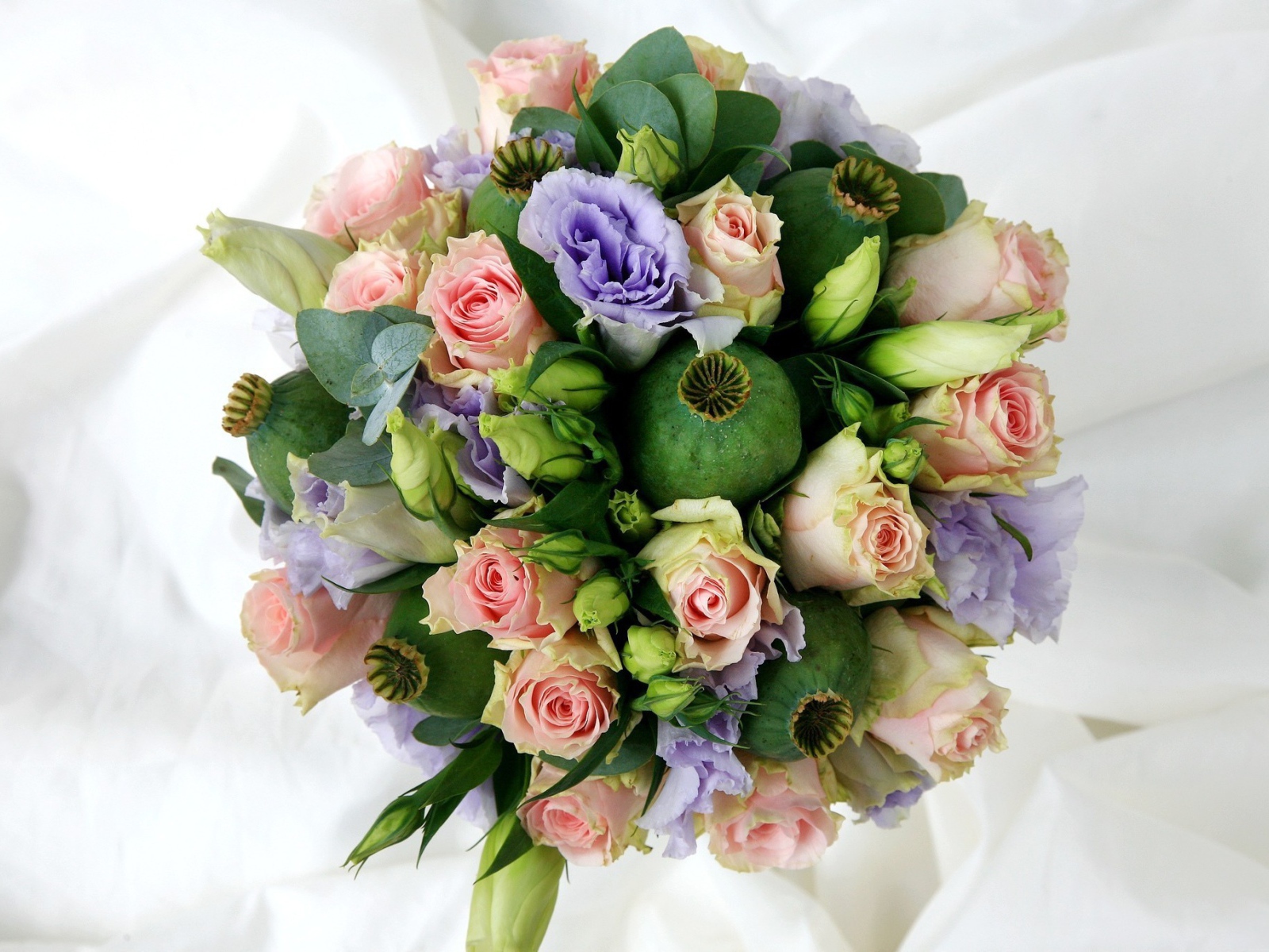 Композиция из роз и мака