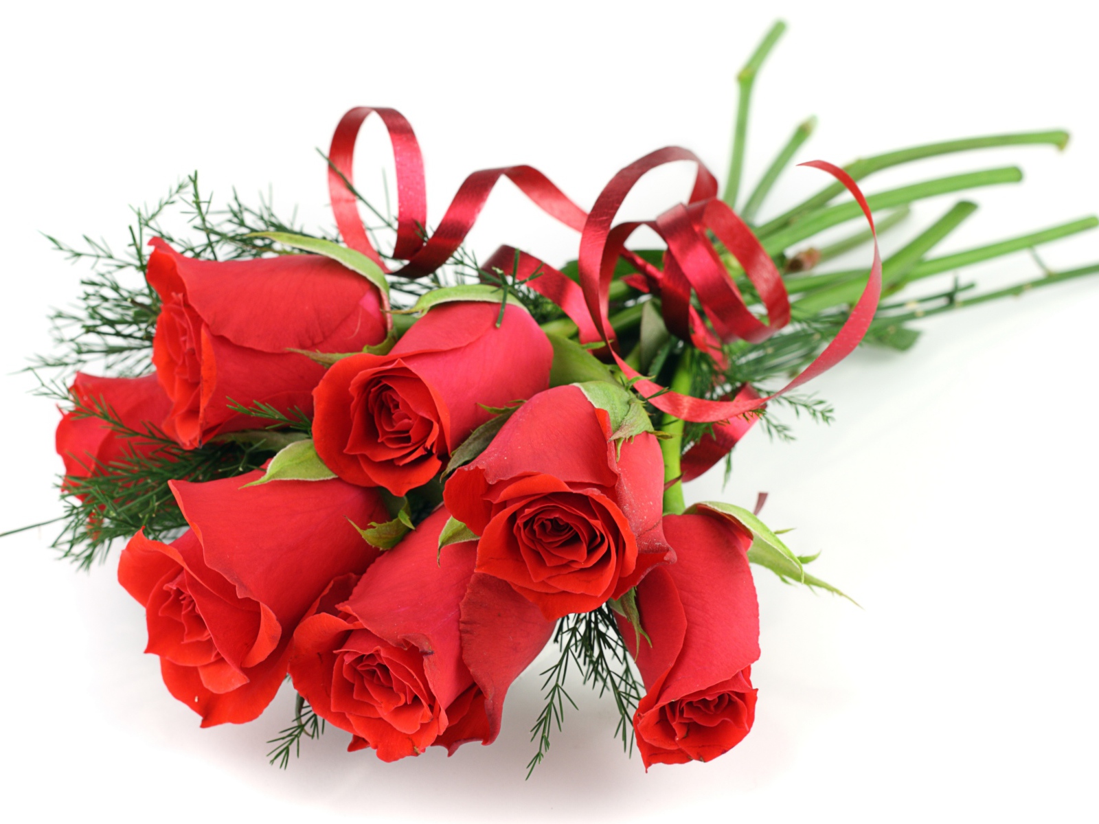 Букет перевязанный красной лентой