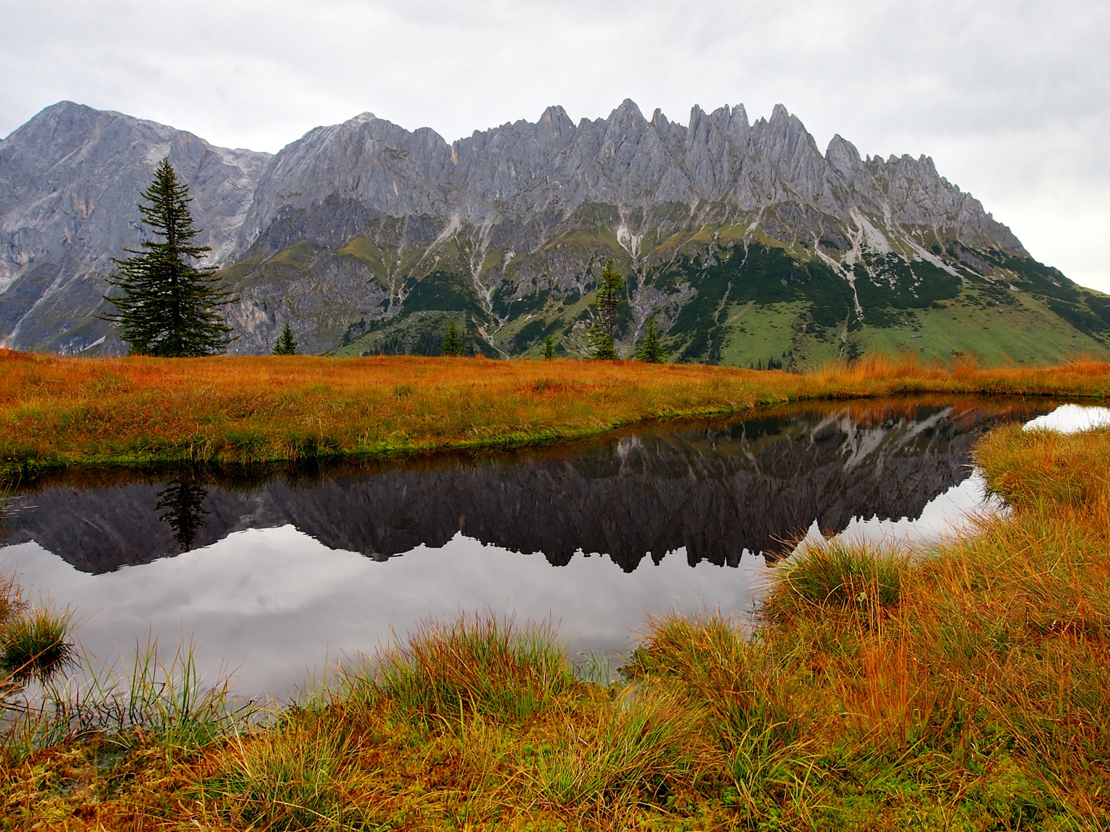 Маленькое озеро у подножия гор