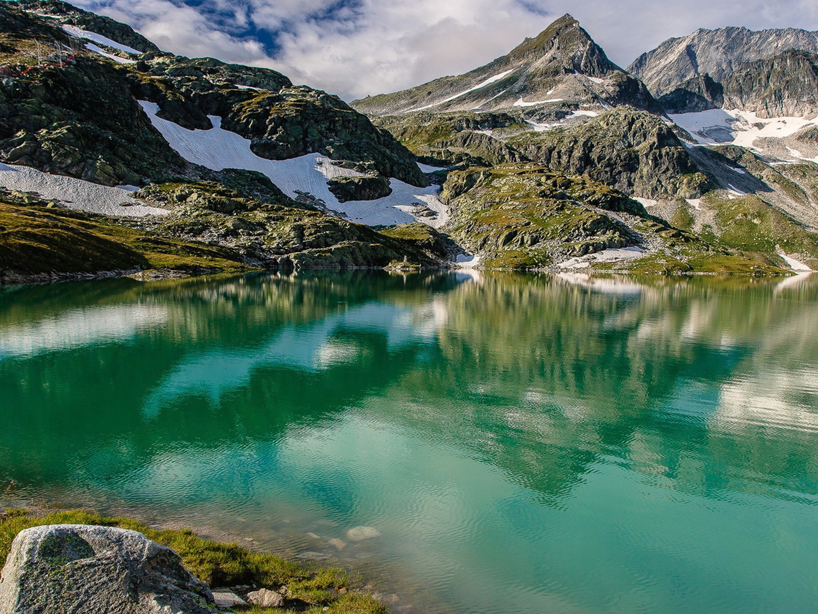 Зеленая вода горного озера
