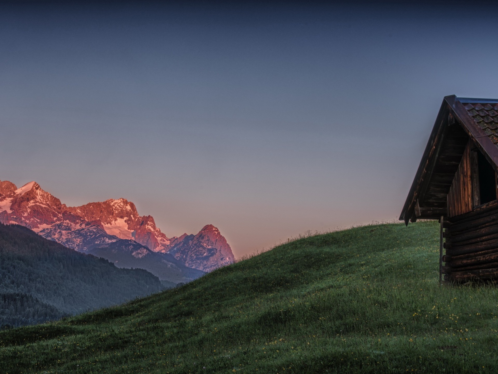 Старый деревянный дом в горах