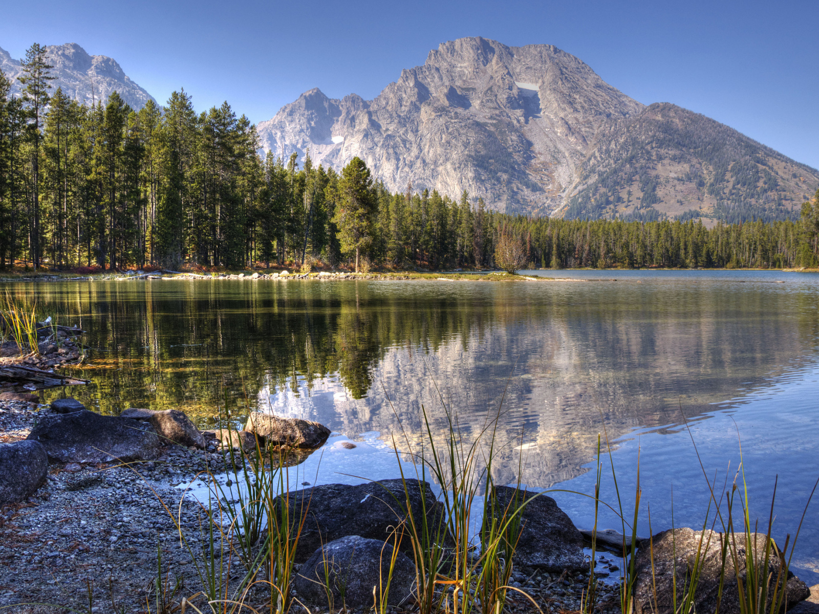 Отражение горы в озере