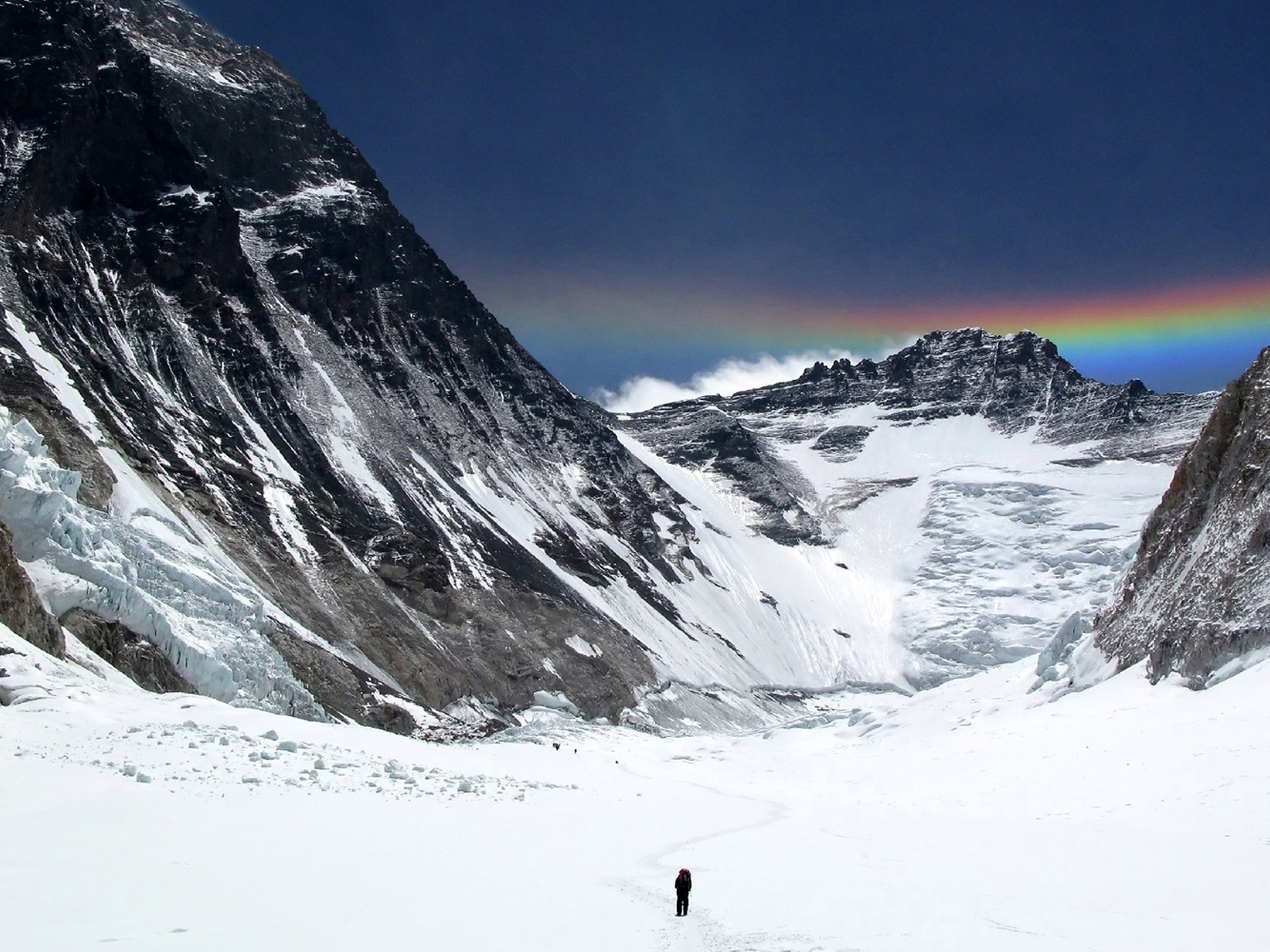 Человек идет на Эверест