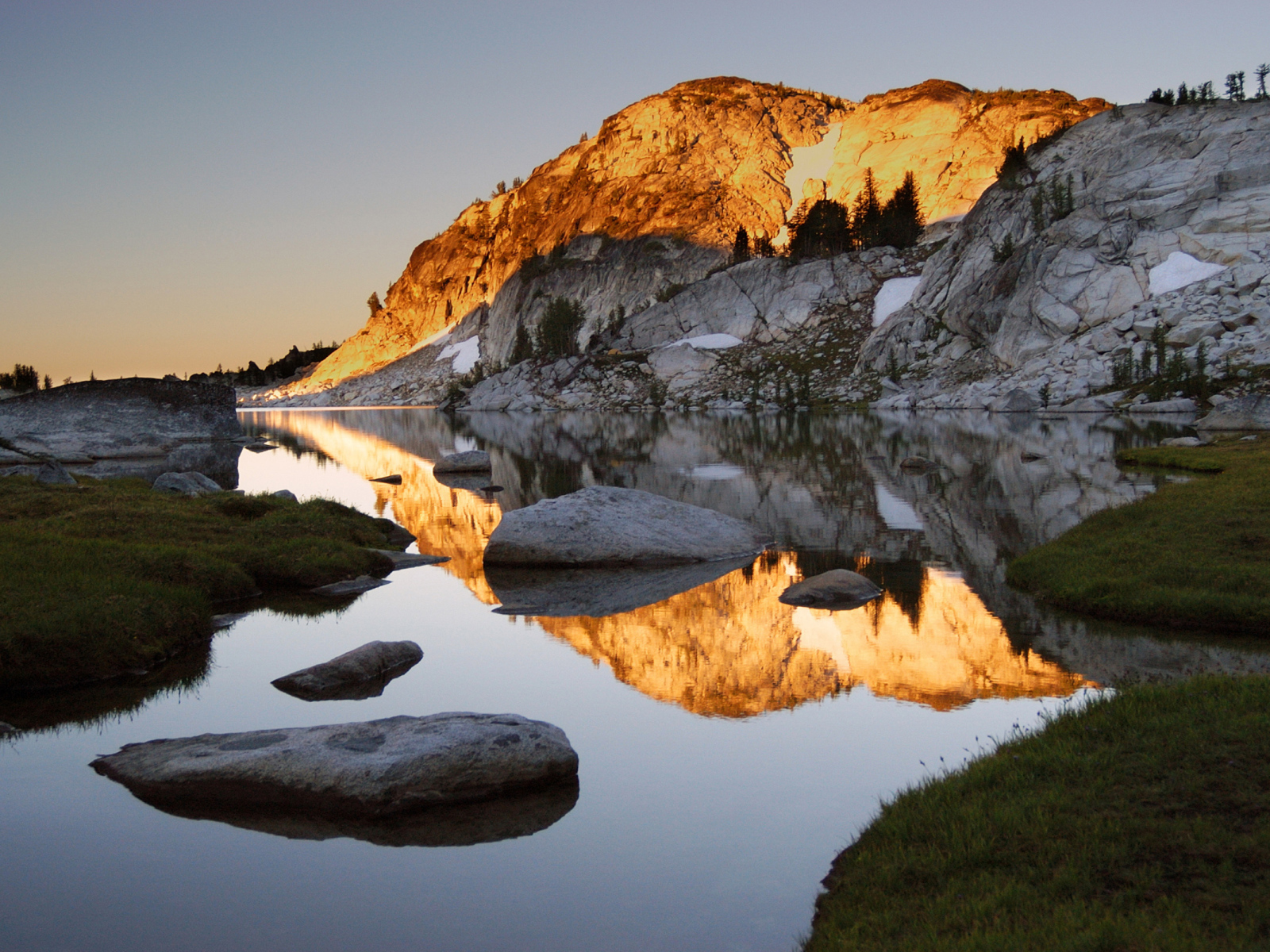 Гора освещенная солнцем