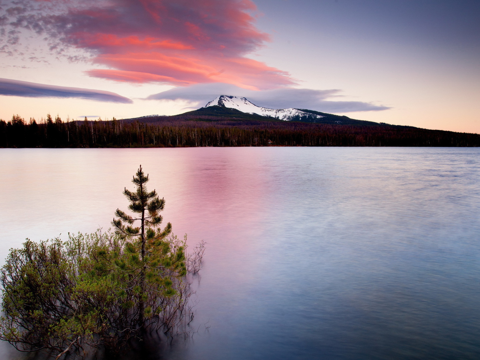 Белая гора за озером