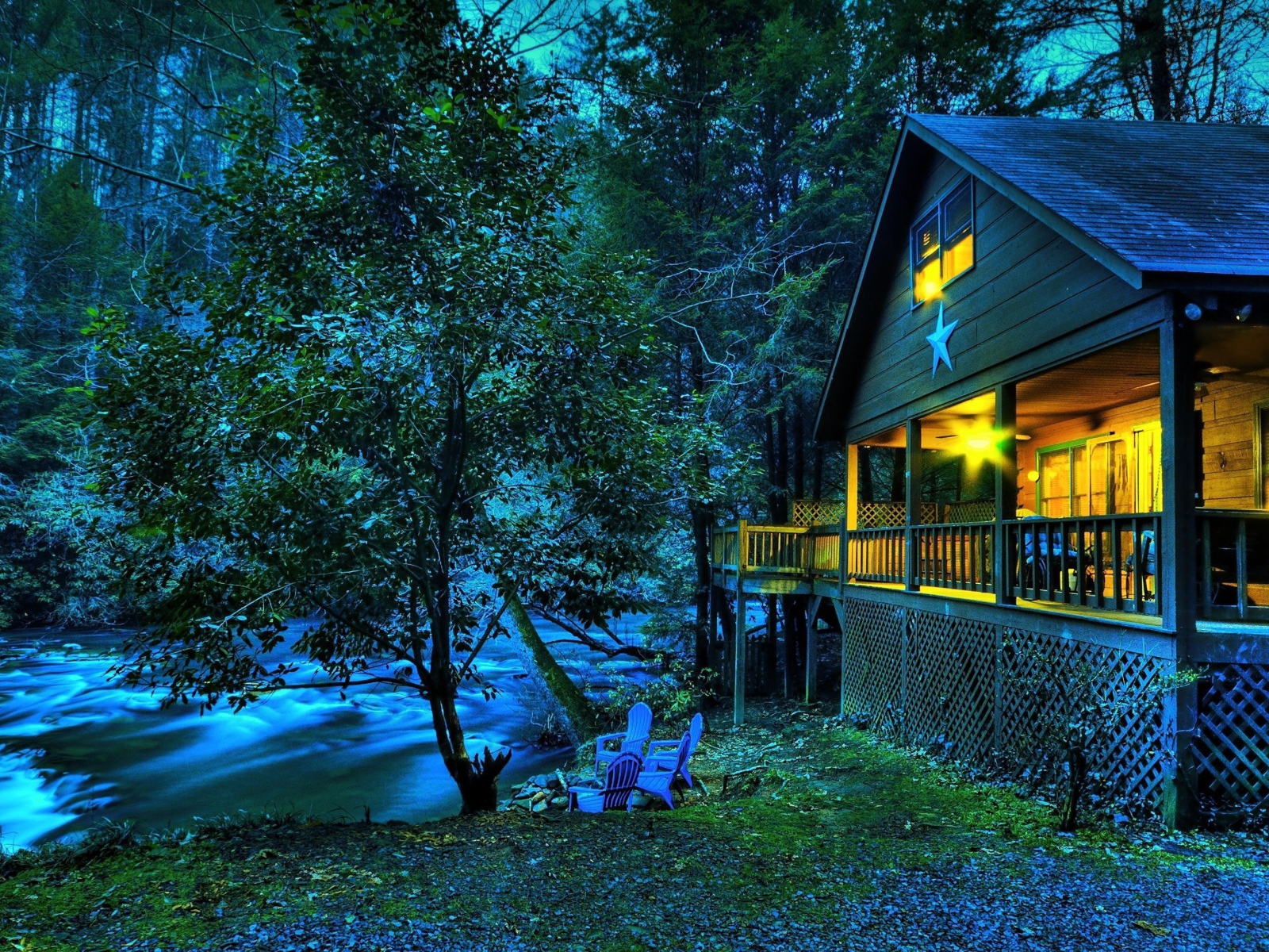 Дом около реки