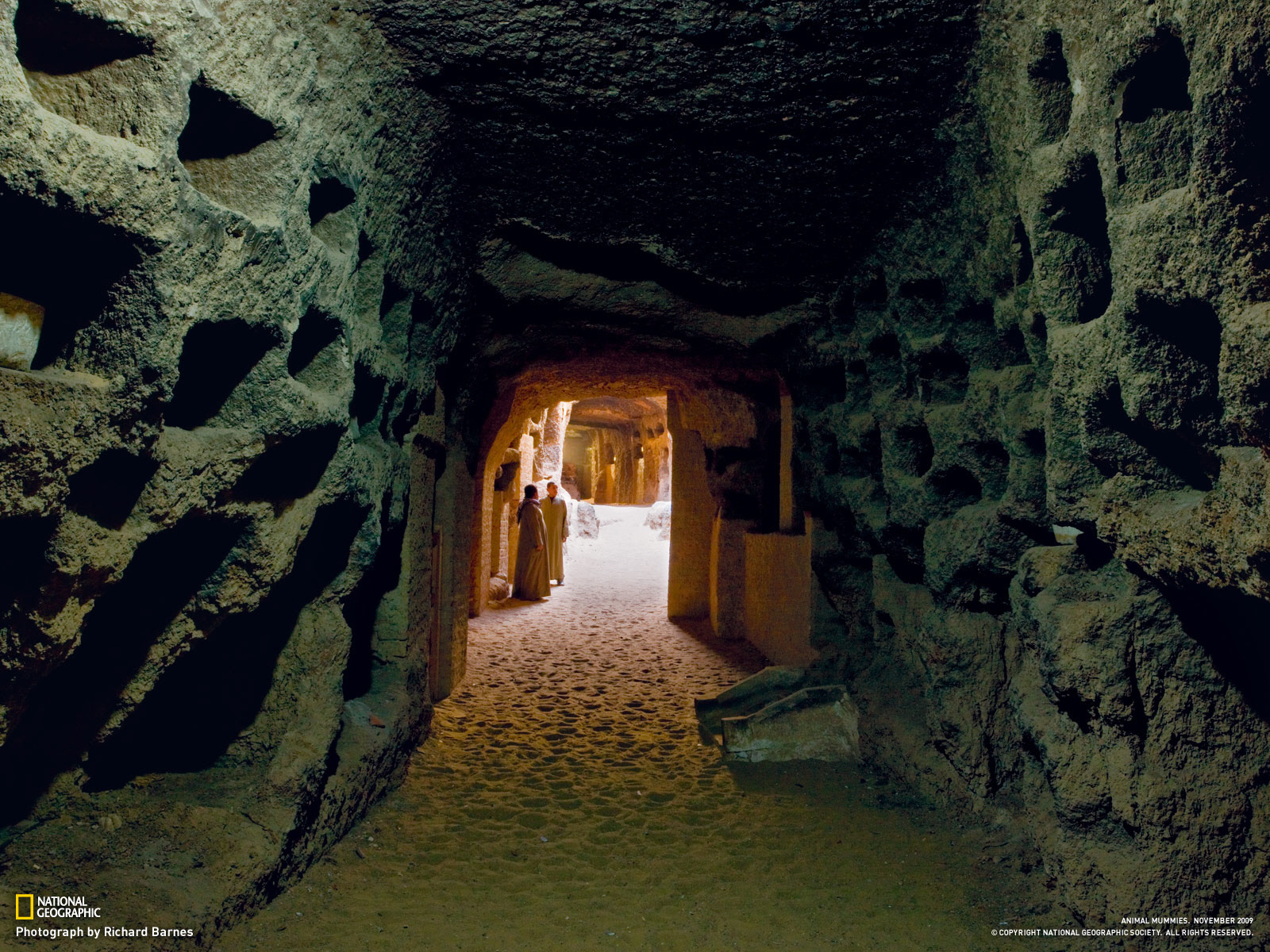 Монахи в пещере