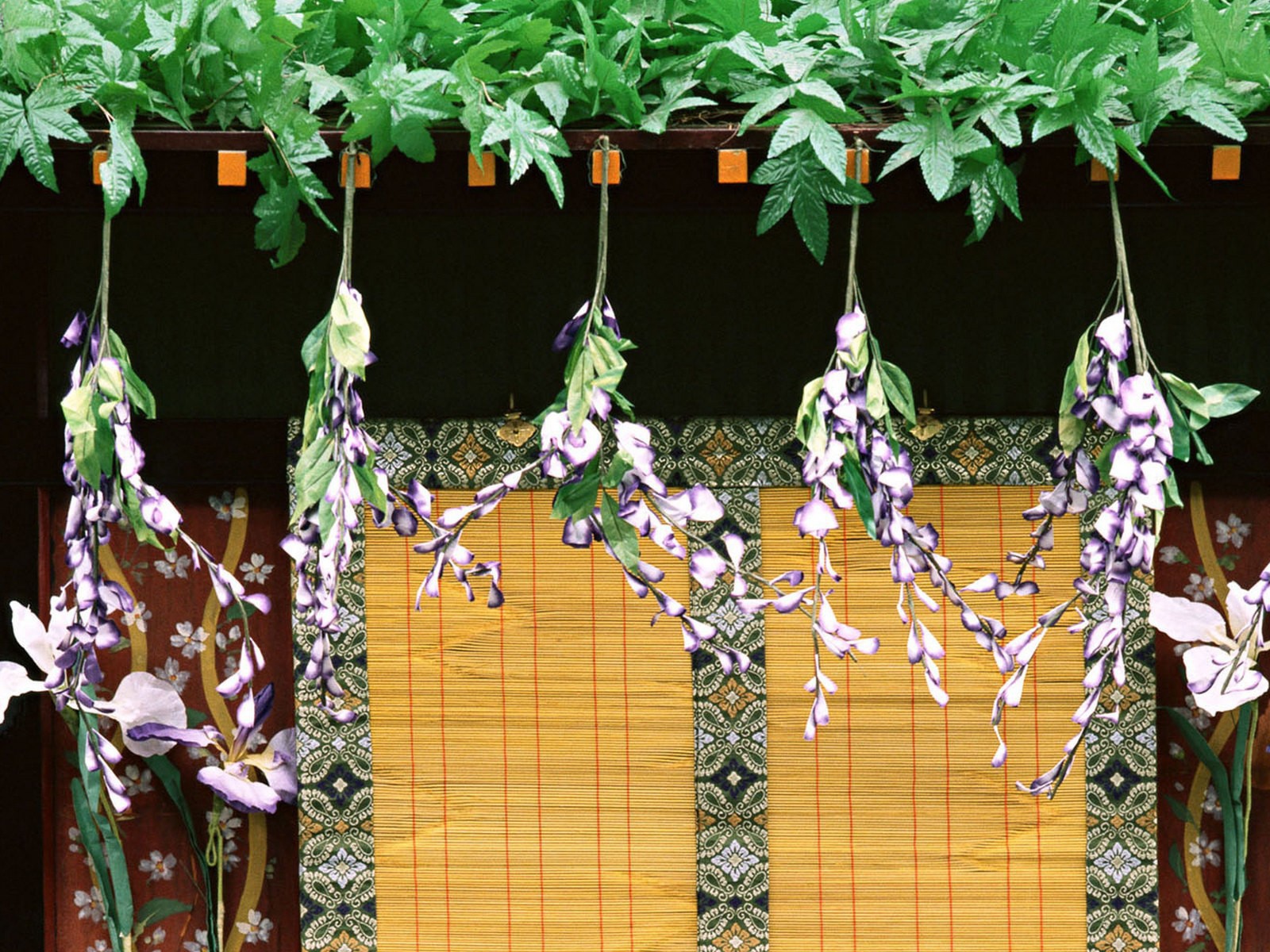 Японский дом в зелени